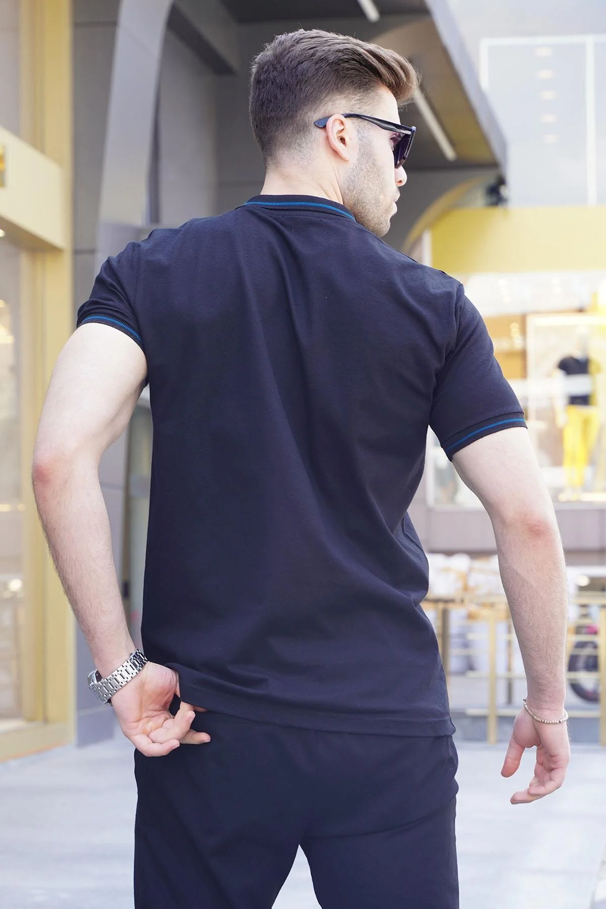 تی شرت یقه پولو مشکی مردانه سیاه چوگان یاکا T Shirt مدمکس Madmext