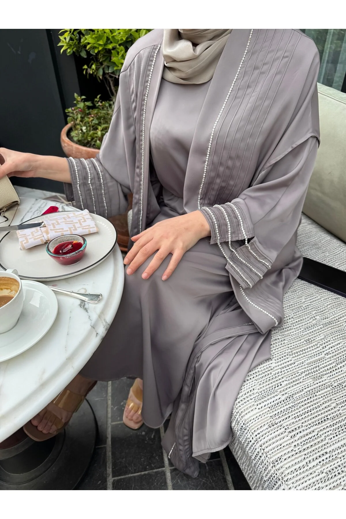 مانتو و عبای پوشیده زنانه جزئیات سنگ بژ ساتن ABAYA Revolution