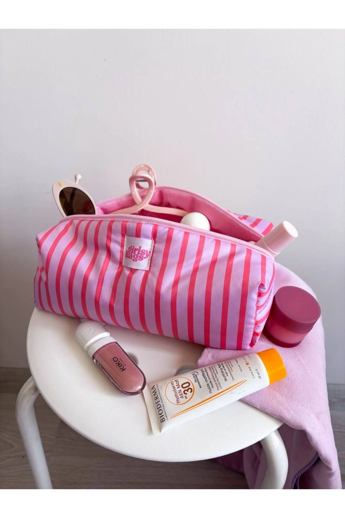 کیف لوازم آرایش بزرگ و قابل شستشو با طراحی خطی صورتی مناسب برای استفاده در ساحل و استخر girlsybags
