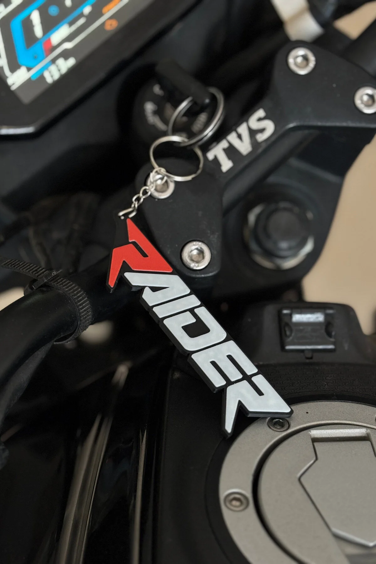 جلیقه کلید جاکلیدی RED R LOGO برای TVS RAIDER 1 قطعه 12 سانتی متر Banxtre