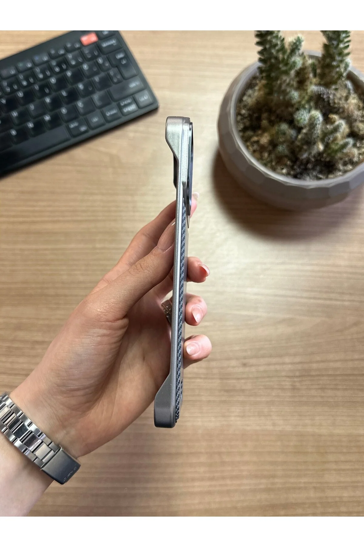 کاور و قاب کربن آیفون 15 پرو مکس با پایه SOOCASE624 MTL