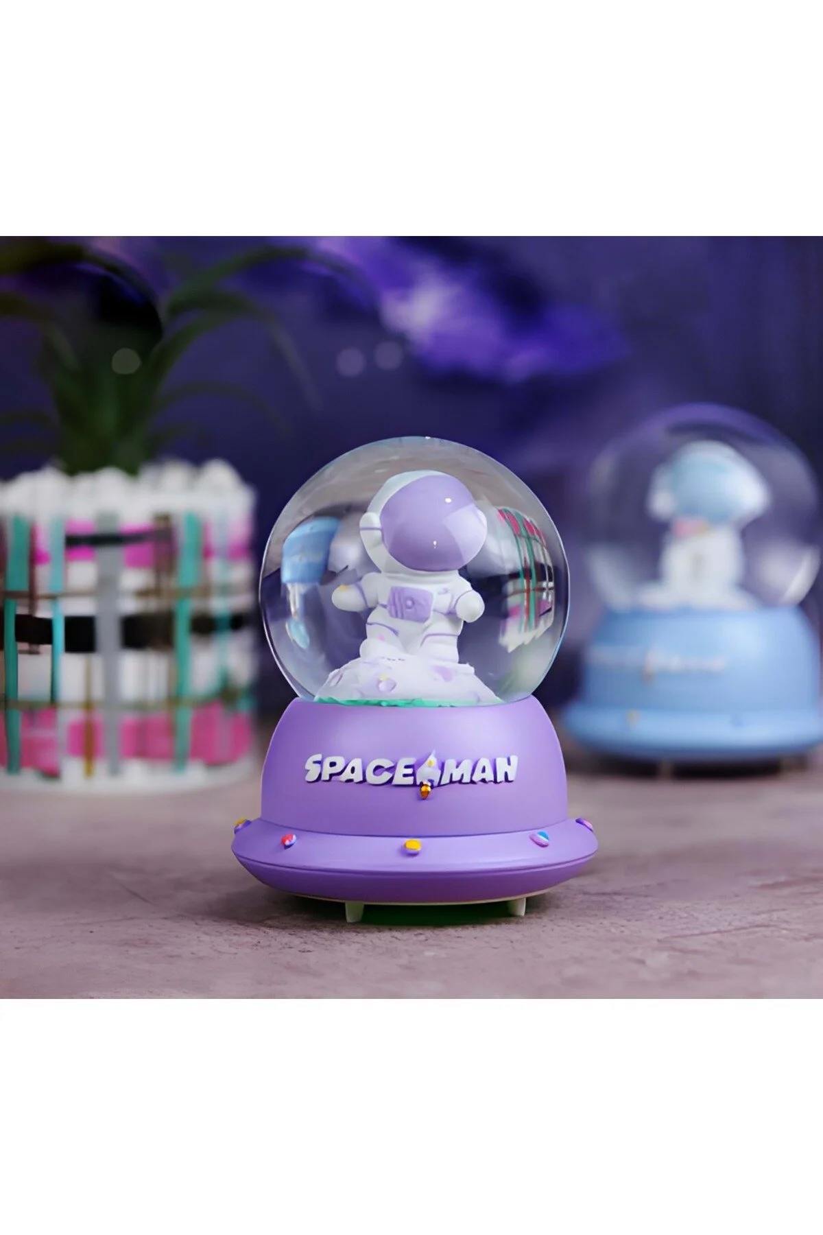گوی برفی ASTRONAUT LIGHTED SNOW GLOBE 9CM از ترکیه Store