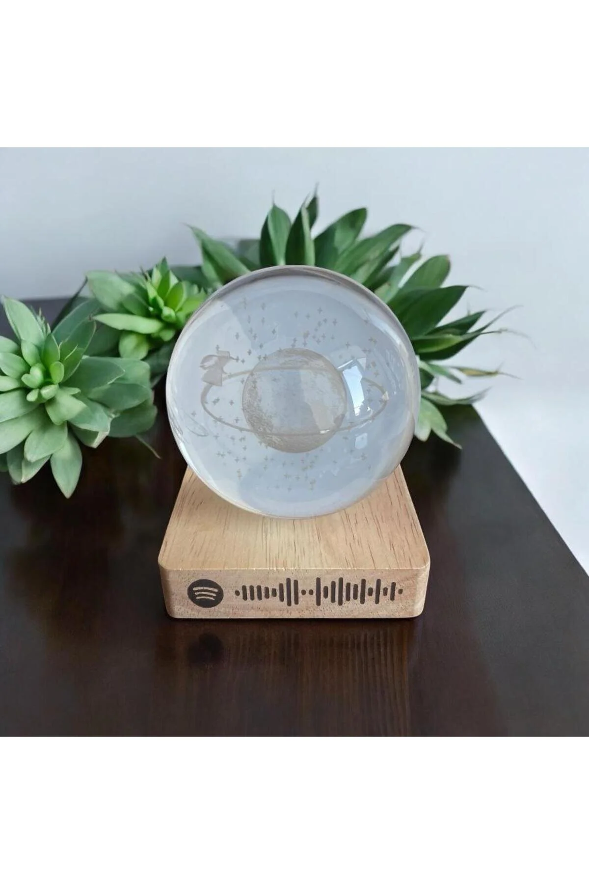 گوی برفی گلوب شیشه ای زحل روشن با بارکد SPOTIFY شخصی شده سایز بزرگ پایه چوبی 8 سانتی متری از ترکیه hediyesahibi