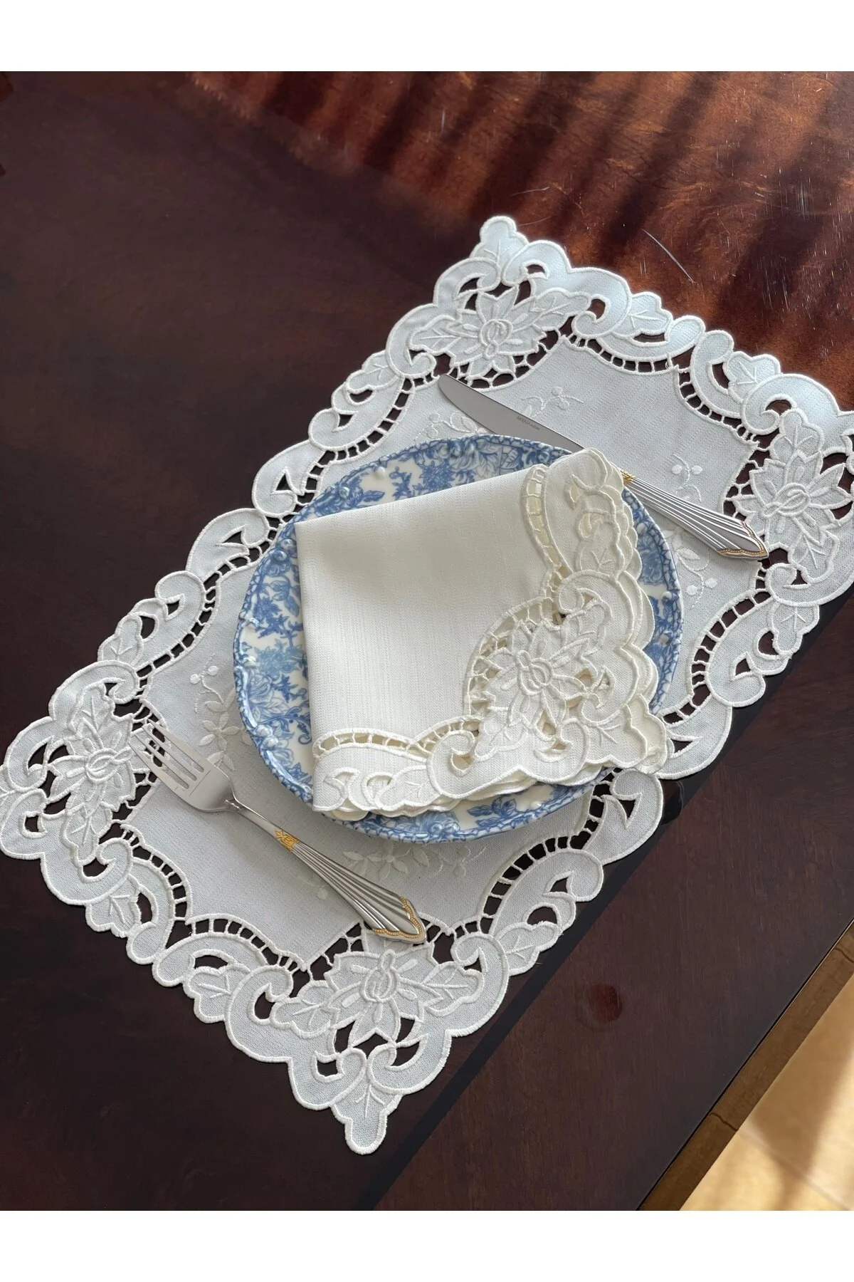 رانر و زیر بشقابی دستمال خدمات ارائه سوراخ. مدل گل رز 1 قطعه QBR Home