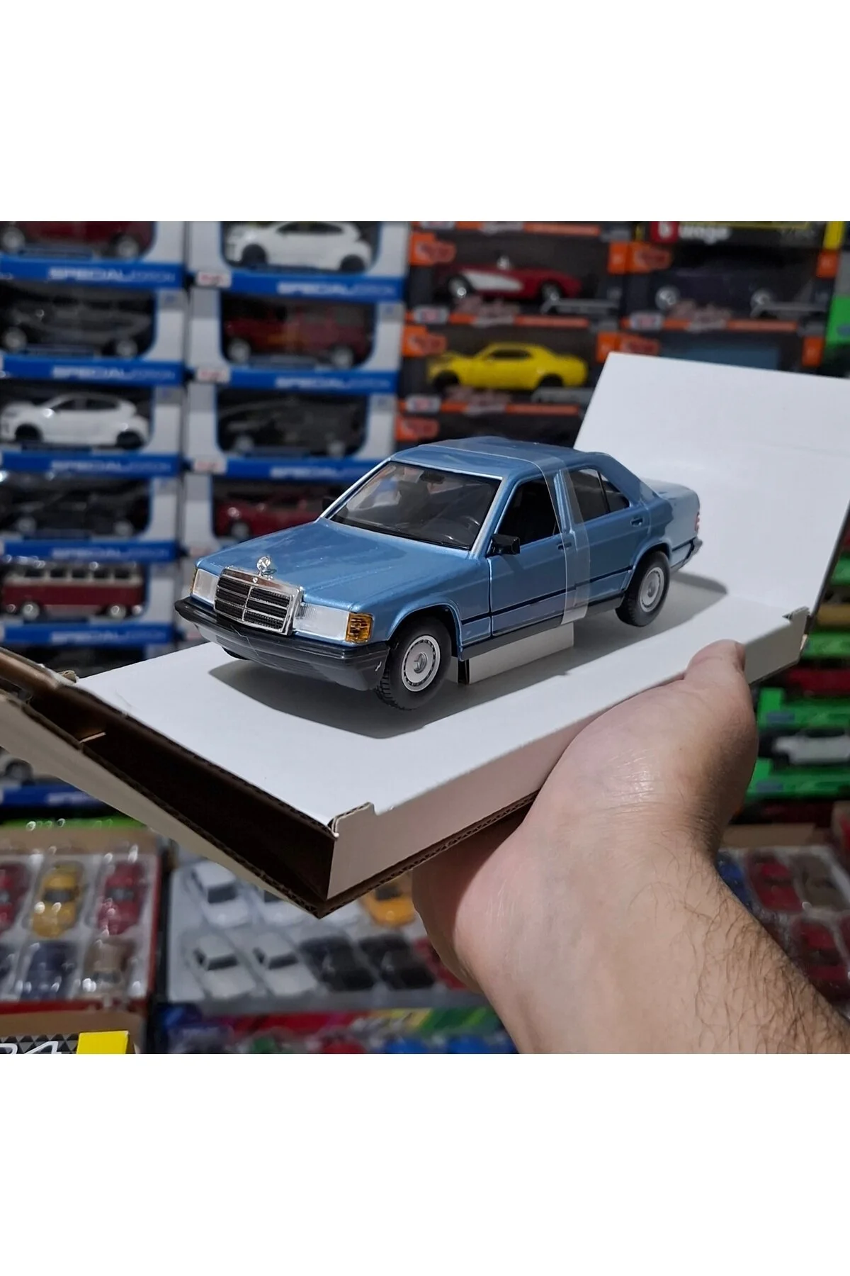 مدل خودرو 1.24 SCALE BURAGO BRAND دارای مجوز مرسدس بنز 190E رنگ آبی 17 18 سانتی متر Burago