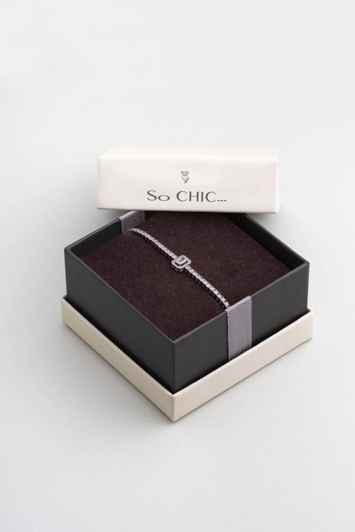 دستبند نقره ای آبراه قابل تنظیم با روکش طلای سفید 18 عیار باگت So Chic