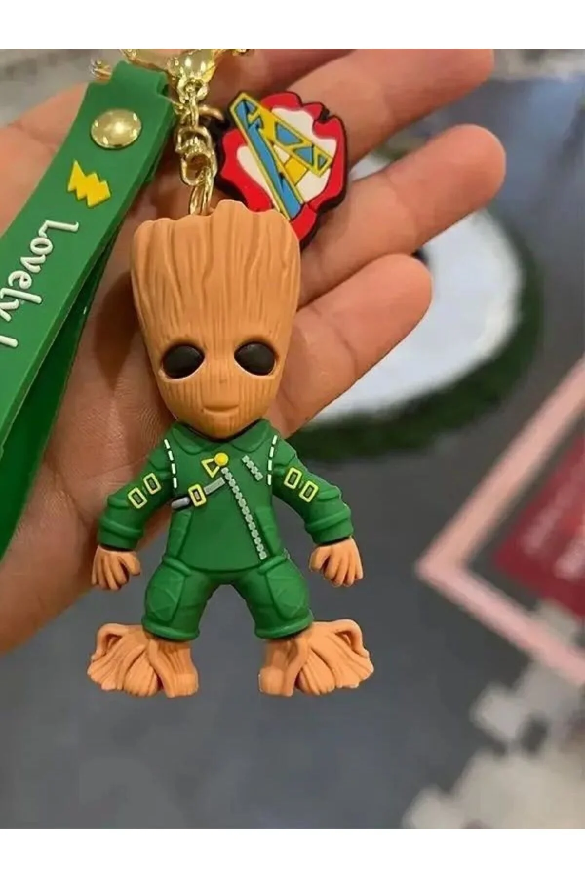 جلیقه کلید جاکلیدی BABY GROOT – طراحی شخصیت فیلم با تم مارول مواد لاستیکی گروت لباس سبز VerdeHome