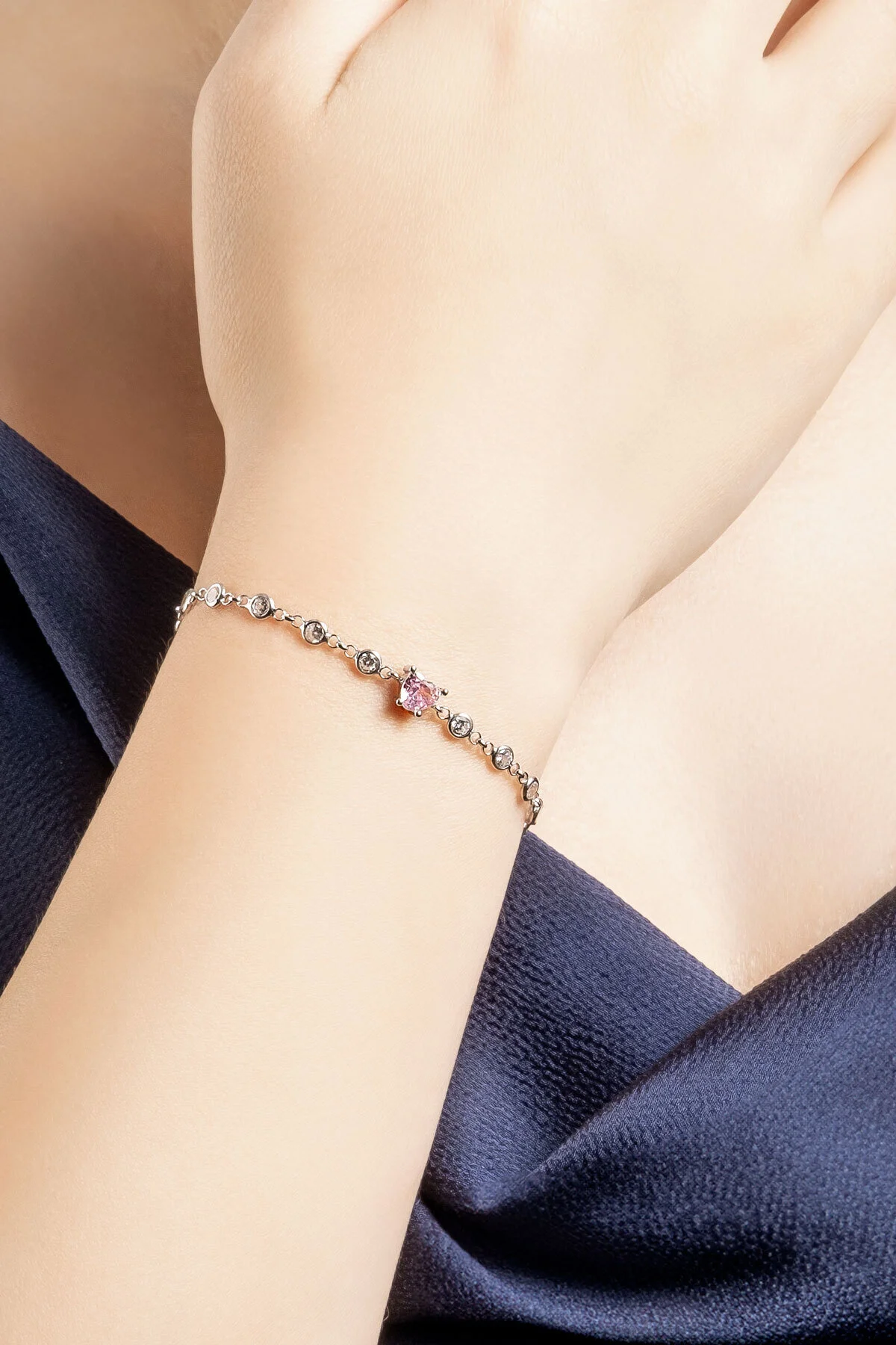 دستبند نقره ای 19 سانتی متری با روکش طلای سفید 18 عیار So Chic