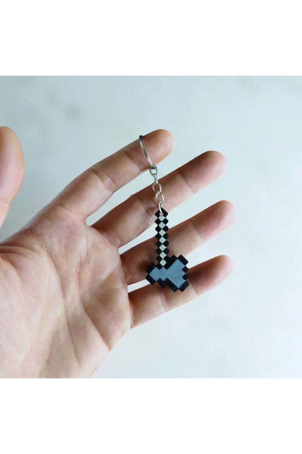 MINECRAFT AXE KEYCHAIN – PIXEL FIGURE | بازی سه بعدی کلکسیونی multiogz