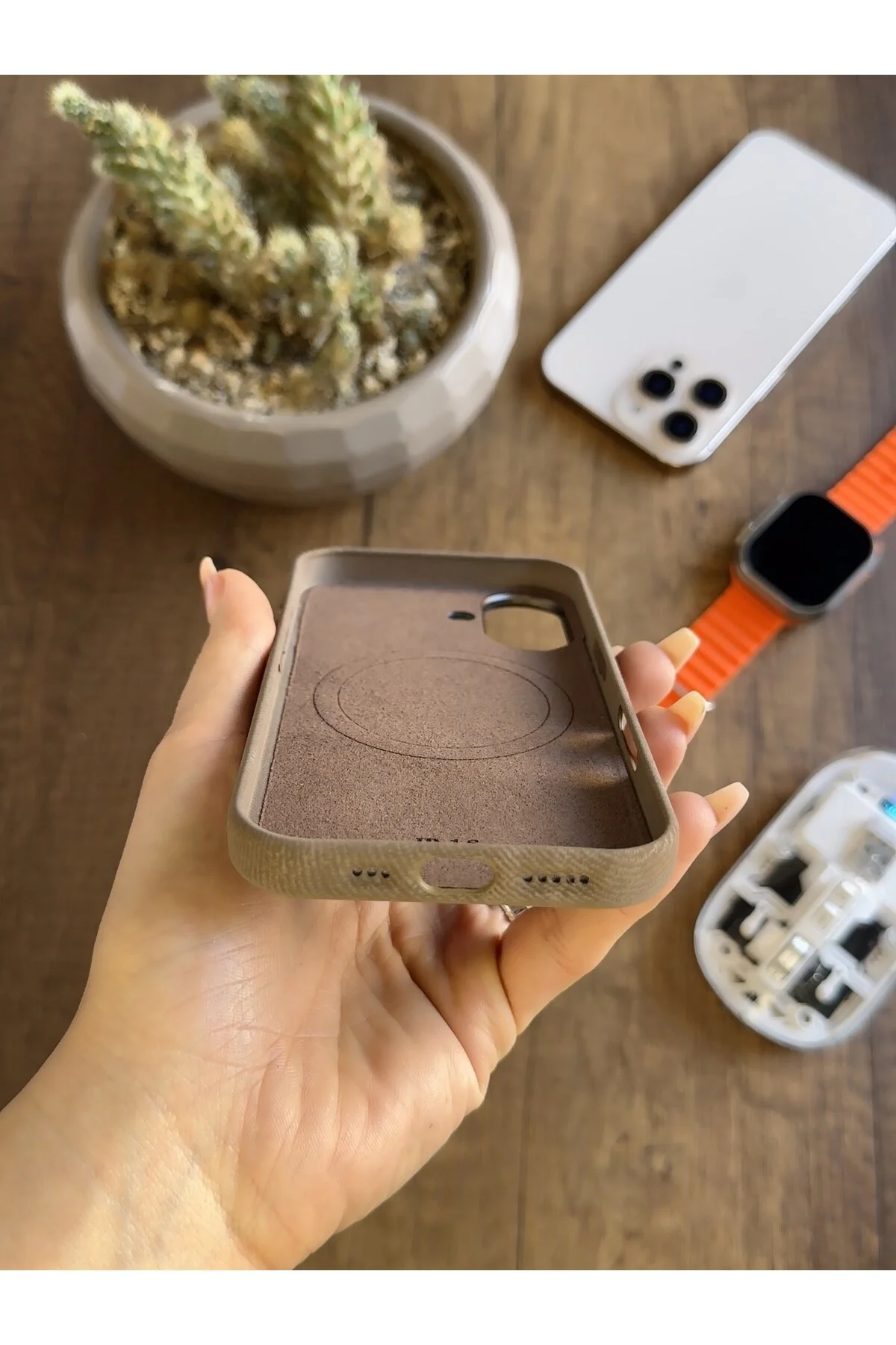 کاور و قاب PREMIUM سازگار با سطح مخملی MAGSAFE IPHONE 16 SOOCASE691 MTL