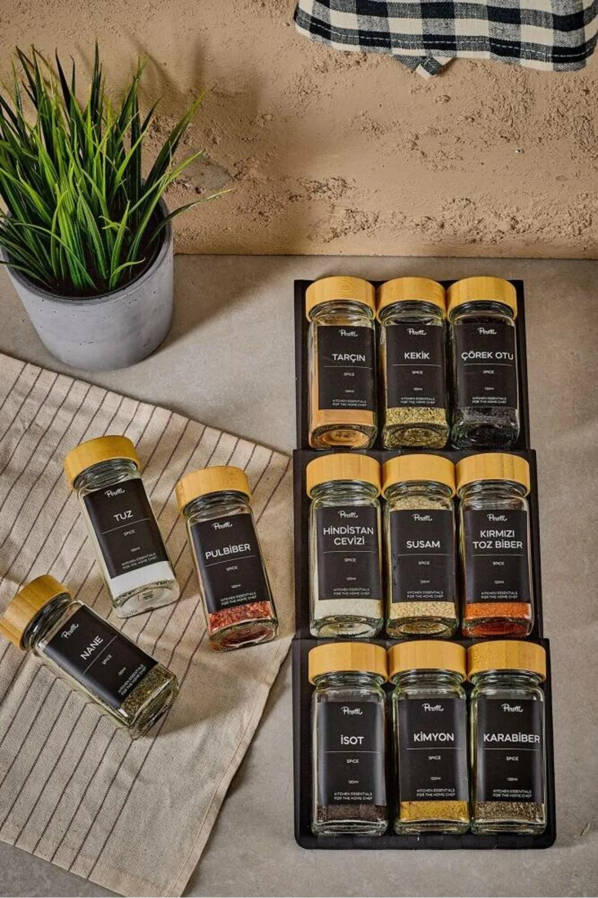 بانکه ادویه شیشه RAUL BAMBOO 12 LI 120 ML سیاه نوشته شده است PerottiHome