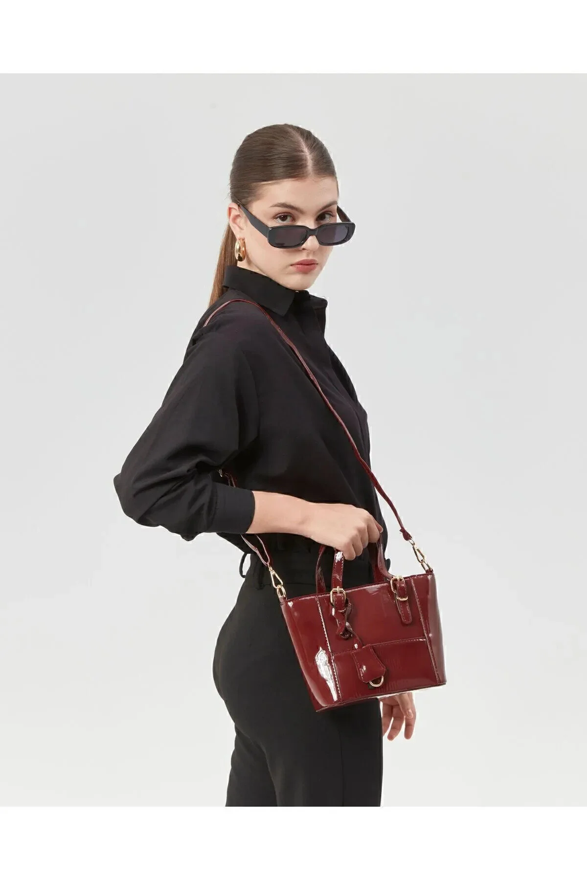 کیف شانه ای زنانه و کراس بادی سایز متوسط ​​CLARET RED PATENT LEATHER – شیک وگان استفاده روزانه torime