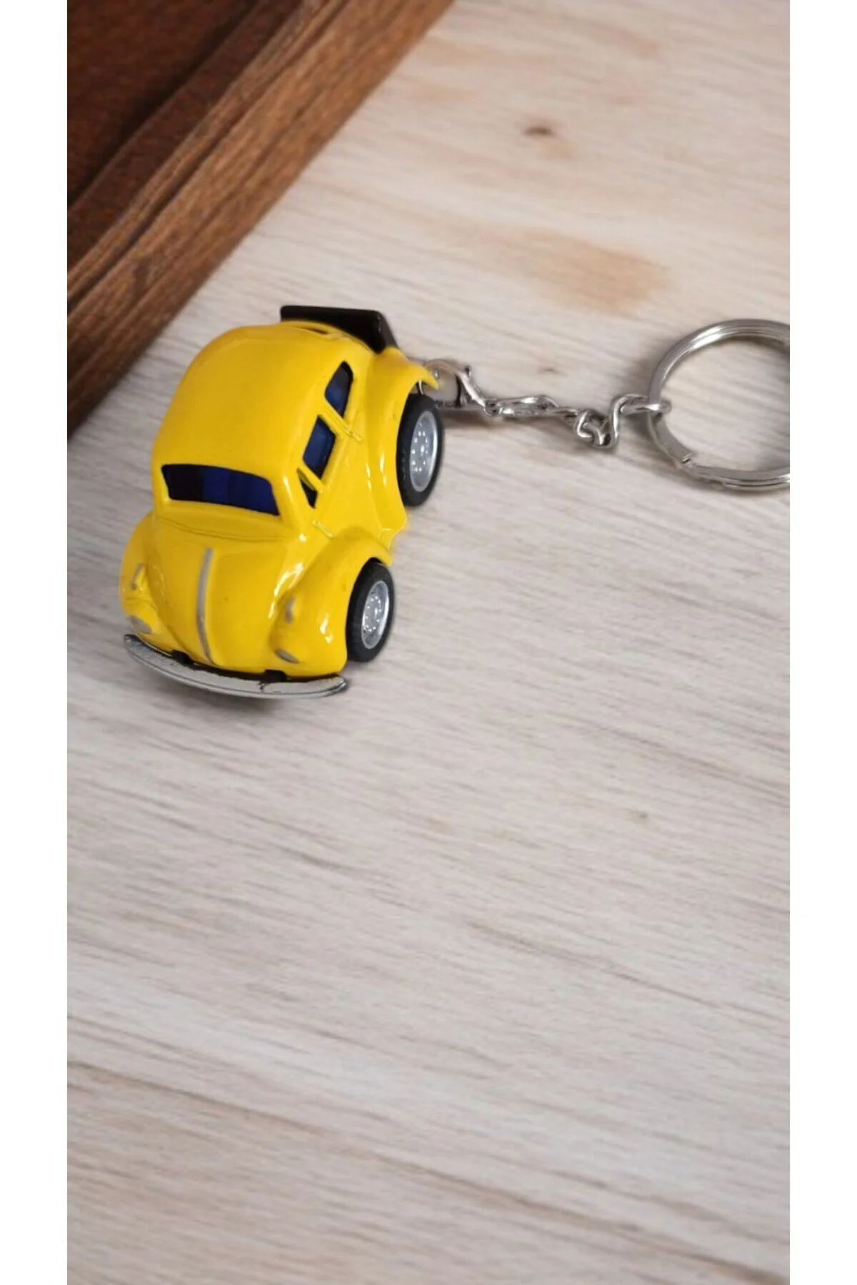 ماشین اسباب بازی MINI VOSVOS PULL AND DROP و جاکلیدی رنگ زرد 5 سانتی متر FAMEMUS ACCESSORY