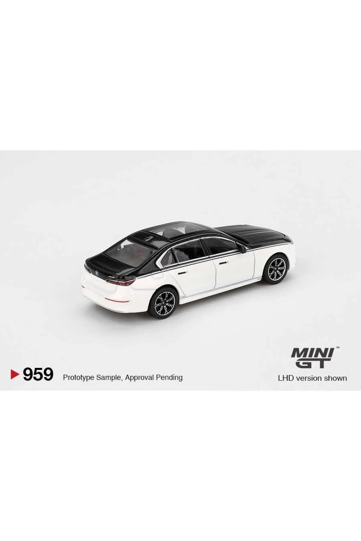 ماشین اسباب بازی 1 64 BMW I7 XDRIVE60 ALPINE WHITE BLACK SAPPHIRE mini gt