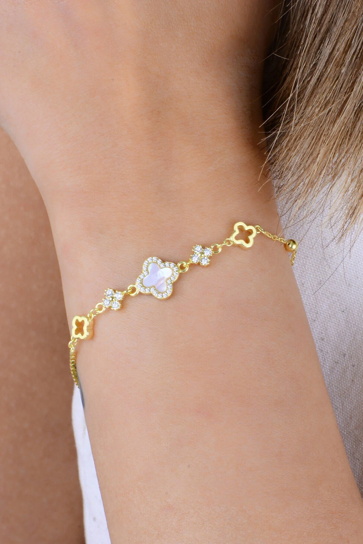 دستبند نقره ای زنجیر توپ سنگ زیرکون طلای طلاکاری شده با جزئیات پنج شبدر SGTL12919GOLD Söğütlü Silver