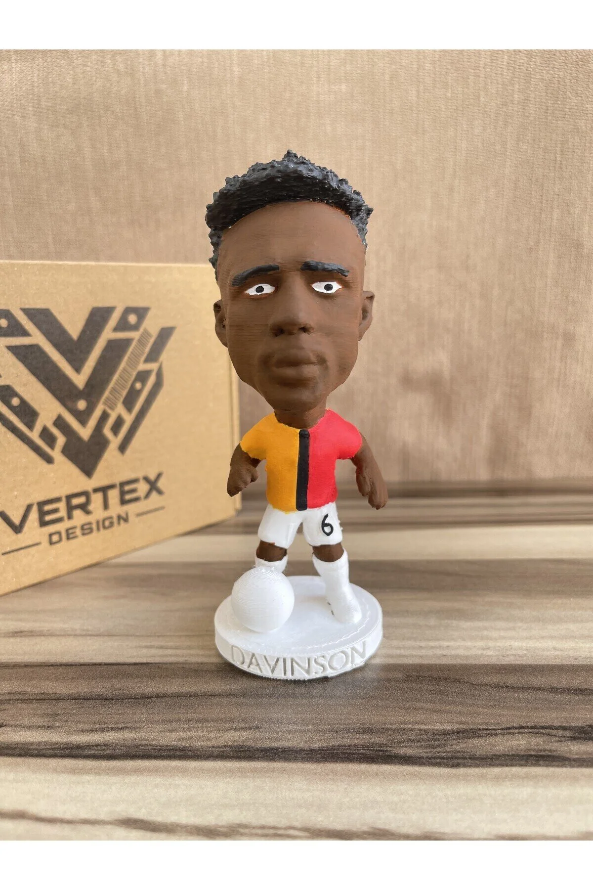 فیگور DAVINSON SANCHEZ GẨLẨTẨSẨRẨY 3D فوتبالیست FAN TRINKET مرد هدیه اسباب بازی زرد قرمز از ترکیه VertexDesign3D