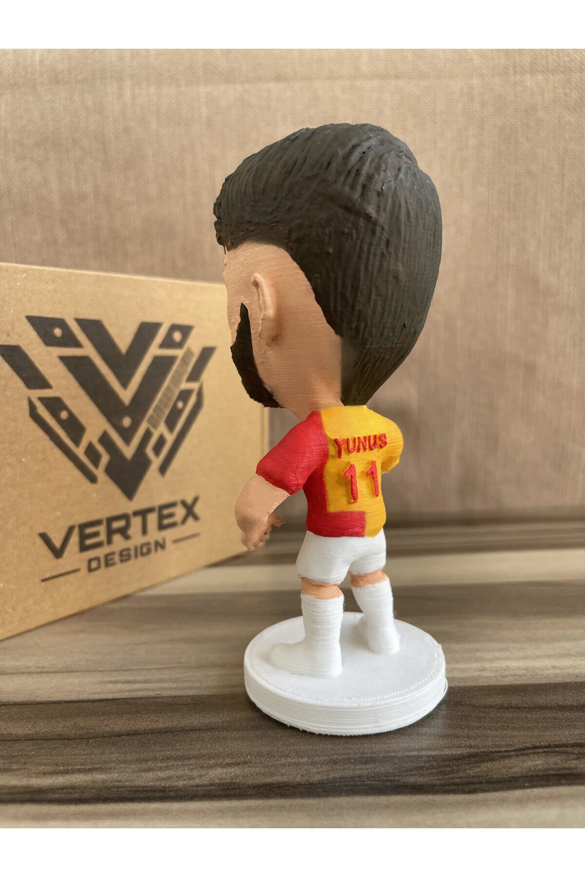 فیگور YUNUS GẨLẨTẨSẨRẨY 3D فوتبالیست فن ترینکت مرد اسباب بازی هدیه شیر زرد قرمز از ترکیه VertexDesign3D