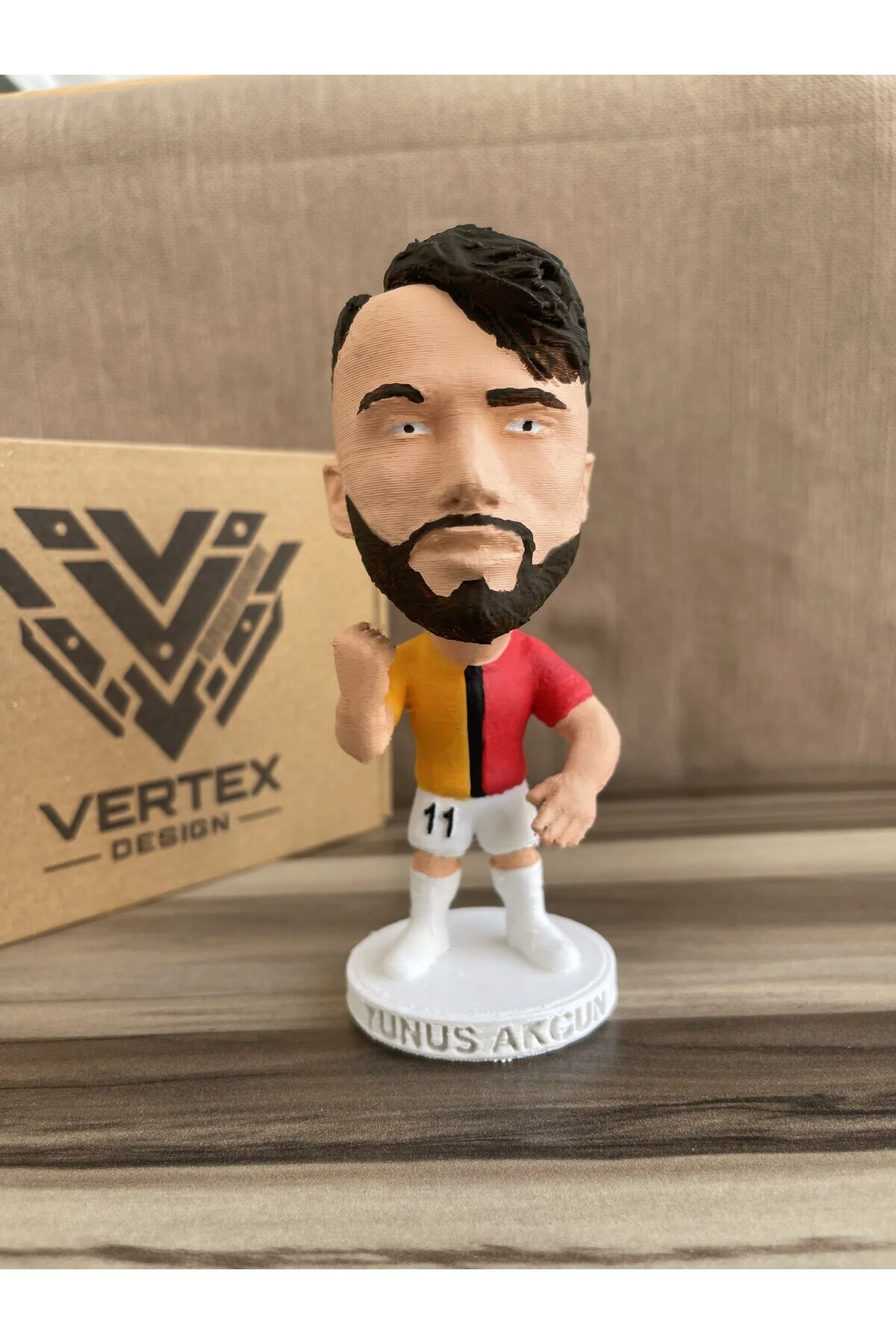 فیگور YUNUS GẨLẨTẨSẨRẨY 3D فوتبالیست فن ترینکت مرد اسباب بازی هدیه شیر زرد قرمز از ترکیه VertexDesign3D
