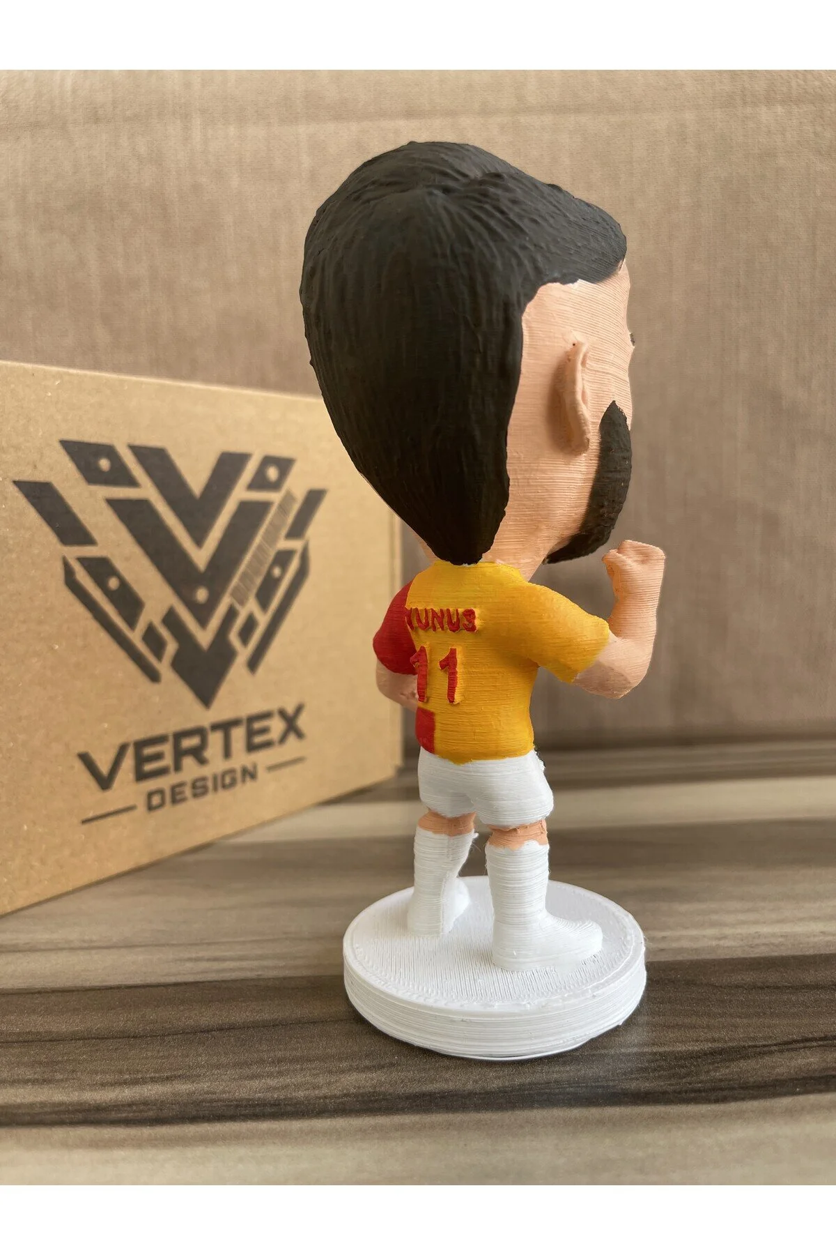 فیگور YUNUS GẨLẨTẨSẨRẨY 3D فوتبالیست فن ترینکت مرد اسباب بازی هدیه شیر زرد قرمز از ترکیه VertexDesign3D