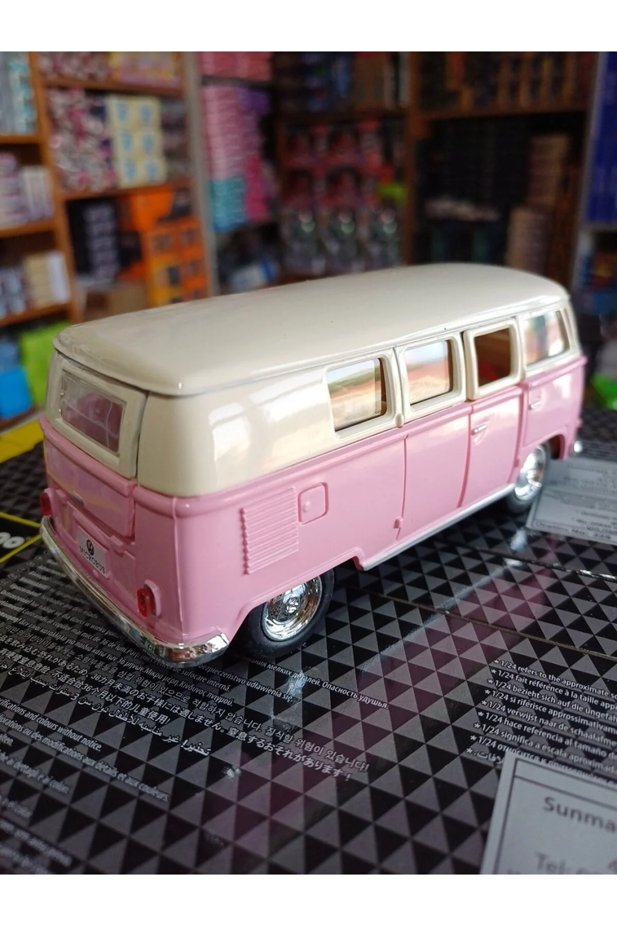مدل خودرو VOLKSWAGEN CZECHBREED 1962 LISANSL MINIBUS VOSVOS BUS CLASSIC COLLECTION MICROBUS PINK OYUNCAKSAHİLİ