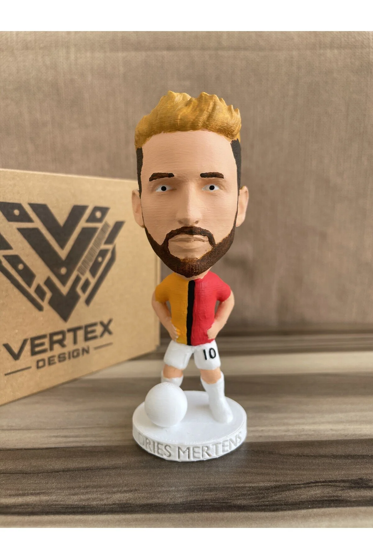 فیگور مرتنز گاتل 3 بعدی فوتبالیست فن ترینکت مرد اسباب بازی هدیه شیر زرد قرمز از ترکیه VertexDesign3D