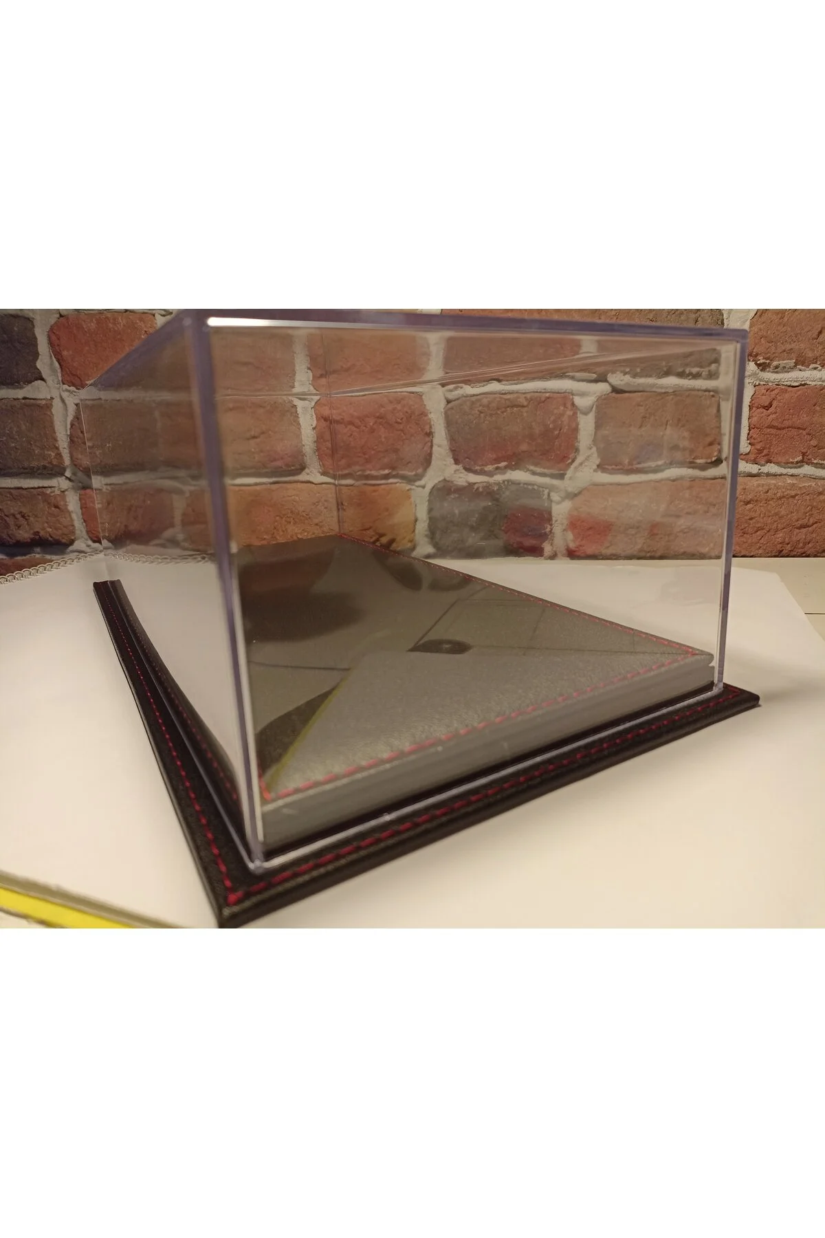 مدل خودرو جعبه صفحه نمایش PLEXI: با پایه چرمی برای وسایل نقلیه 1 18 اورجینال diamond hobby
