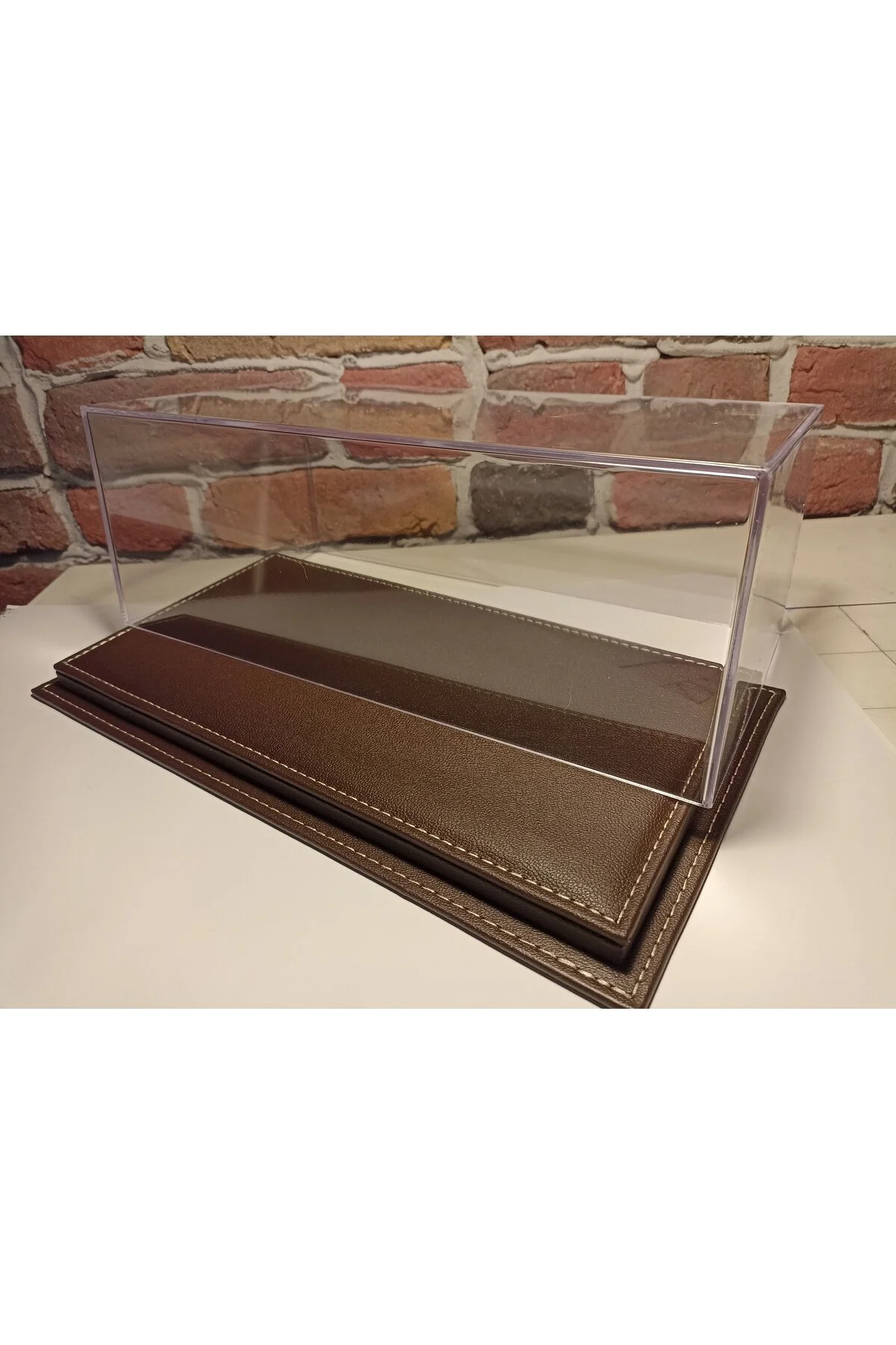 مدل خودرو جعبه صفحه نمایش PLEXI: با پایه چرمی برای وسایل نقلیه 1 18 اورجینال diamond hobby