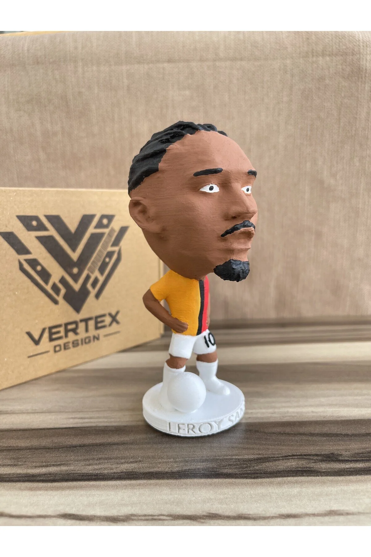 فیگور 3 بعدی فن فوتبال LEROY SANE شکل 15 سانتی متری هدیه مردانه اسباب بازی زرد قرمز از ترکیه VertexDesign3D