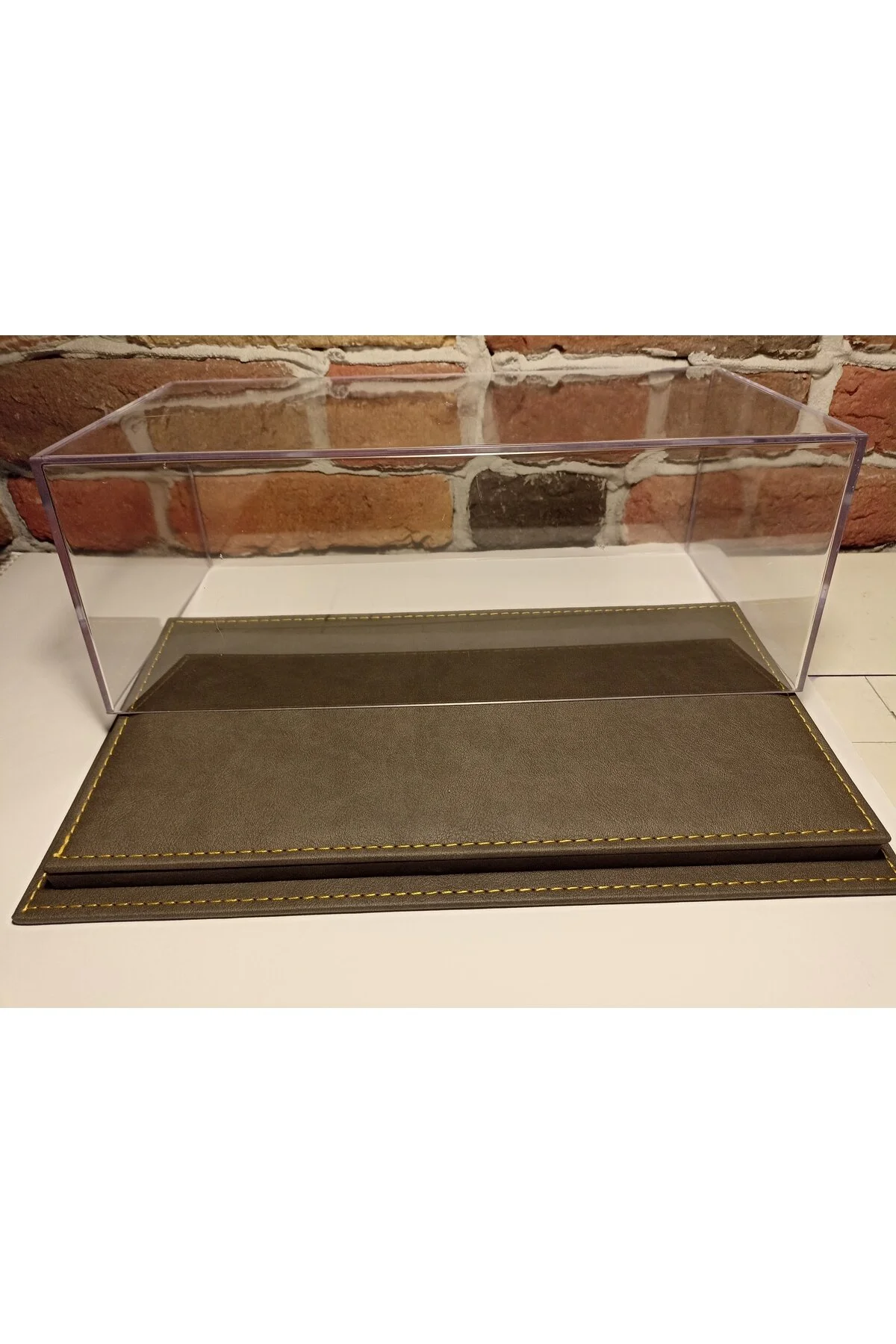 مدل خودرو جعبه صفحه نمایش PLEXI: با پایه چرمی برای وسایل نقلیه 1 18 اورجینال diamond hobby