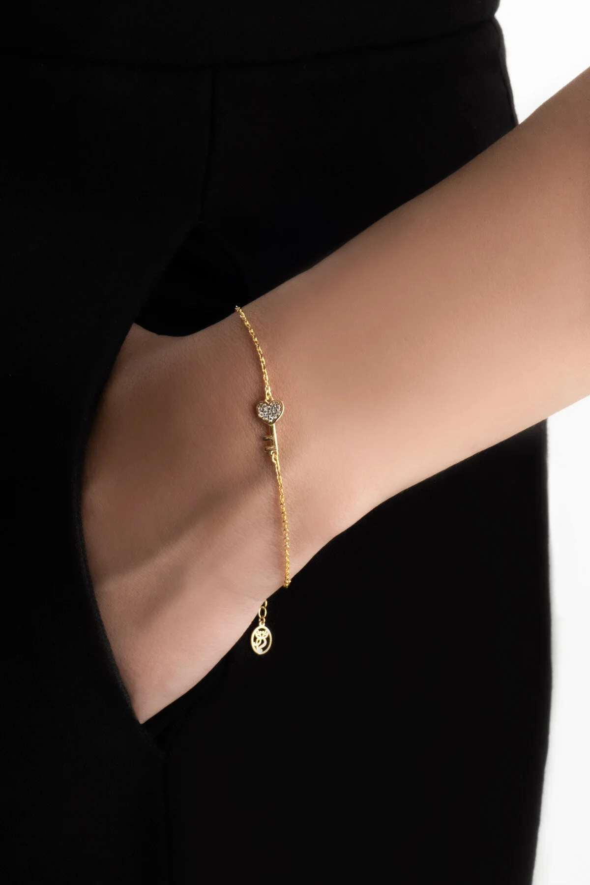 دستبند نقره ای 19 سانتی متری با روکش طلای زرد 18 عیار LOVE KEY So Chic