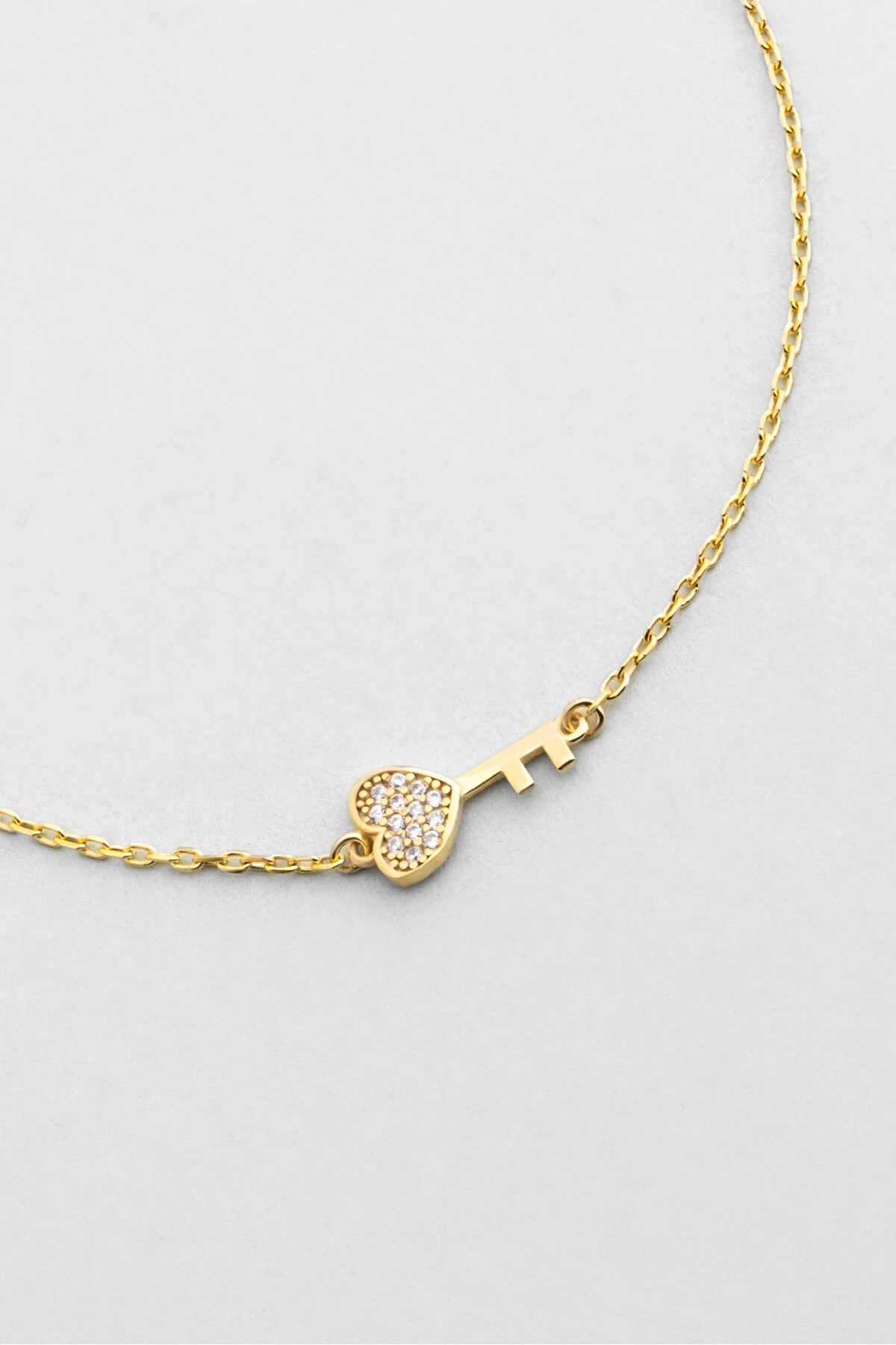 دستبند نقره ای 19 سانتی متری با روکش طلای زرد 18 عیار LOVE KEY So Chic