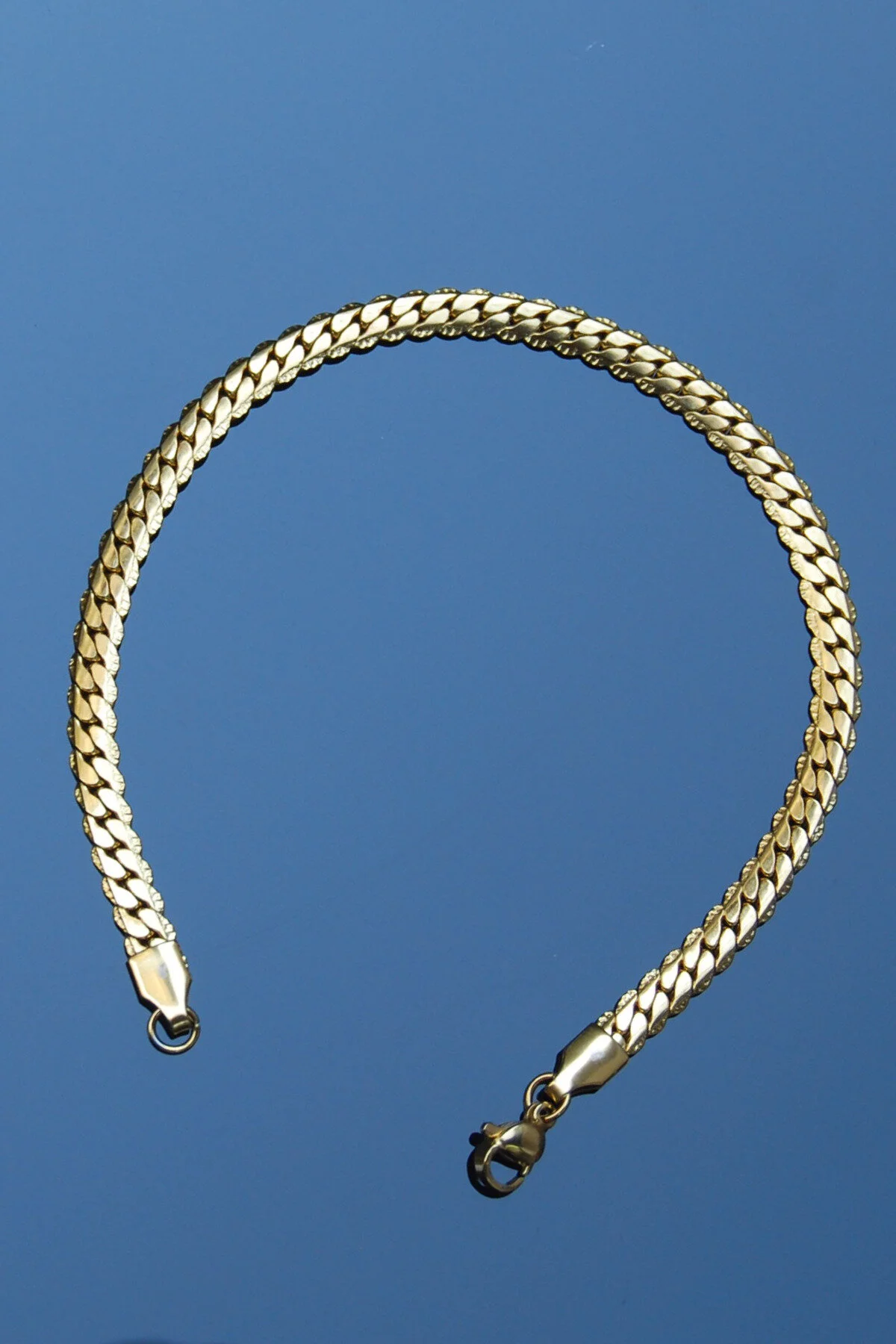 دستبند فولادی با طرح خمیر استیل رنگ طلایی 5 میلی متری ضد زنگ 2 سال ضمانت نامه Rua Jewelry