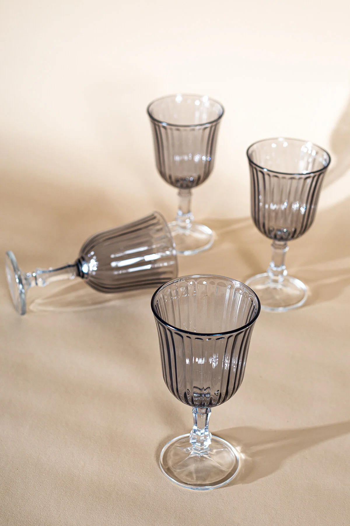 لیوان پایه‌دار گلاس مجموعه شیشه 4 آب دودی 240 سی طراحی شفاف شیک و بادوام. Saatistan