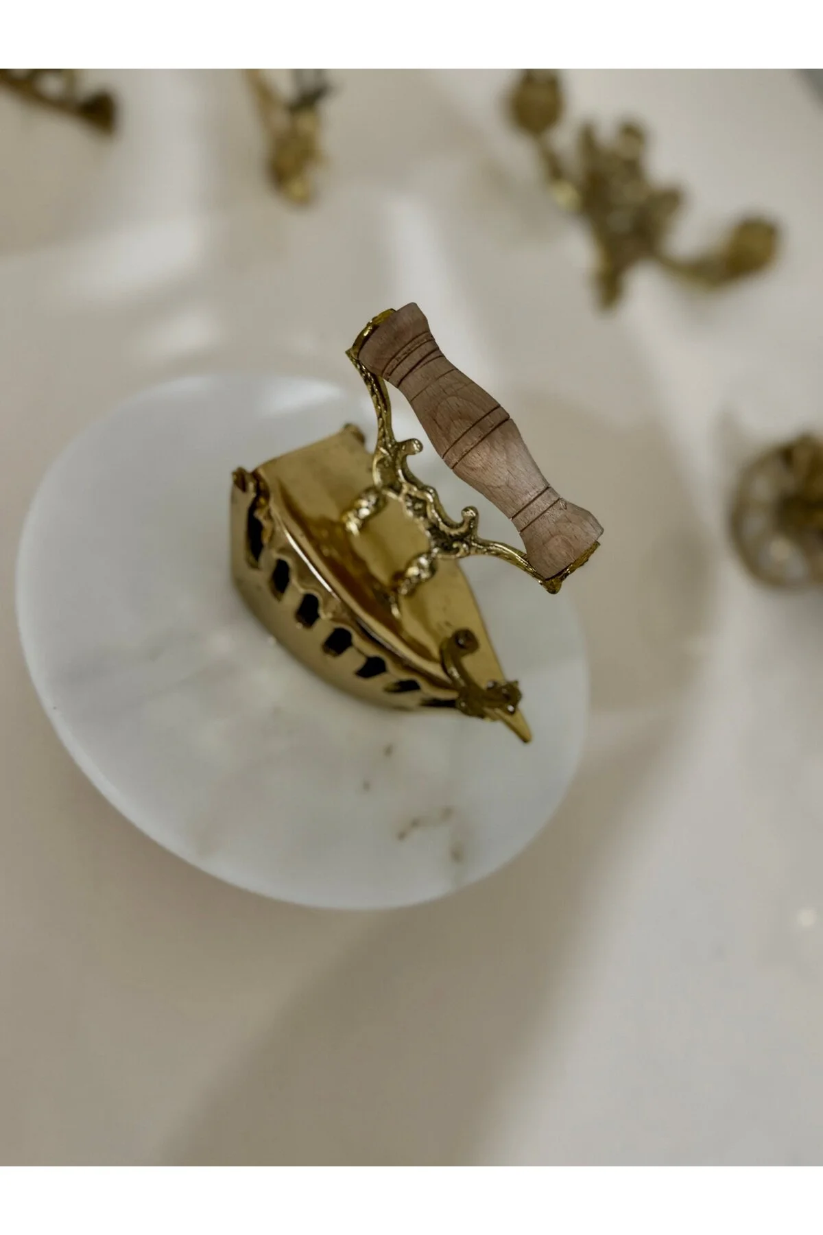 اشیاء دکوراتیو و مجسمه آهن برنج ESTERHOMEDECOR با درب تزئینی Handmade
