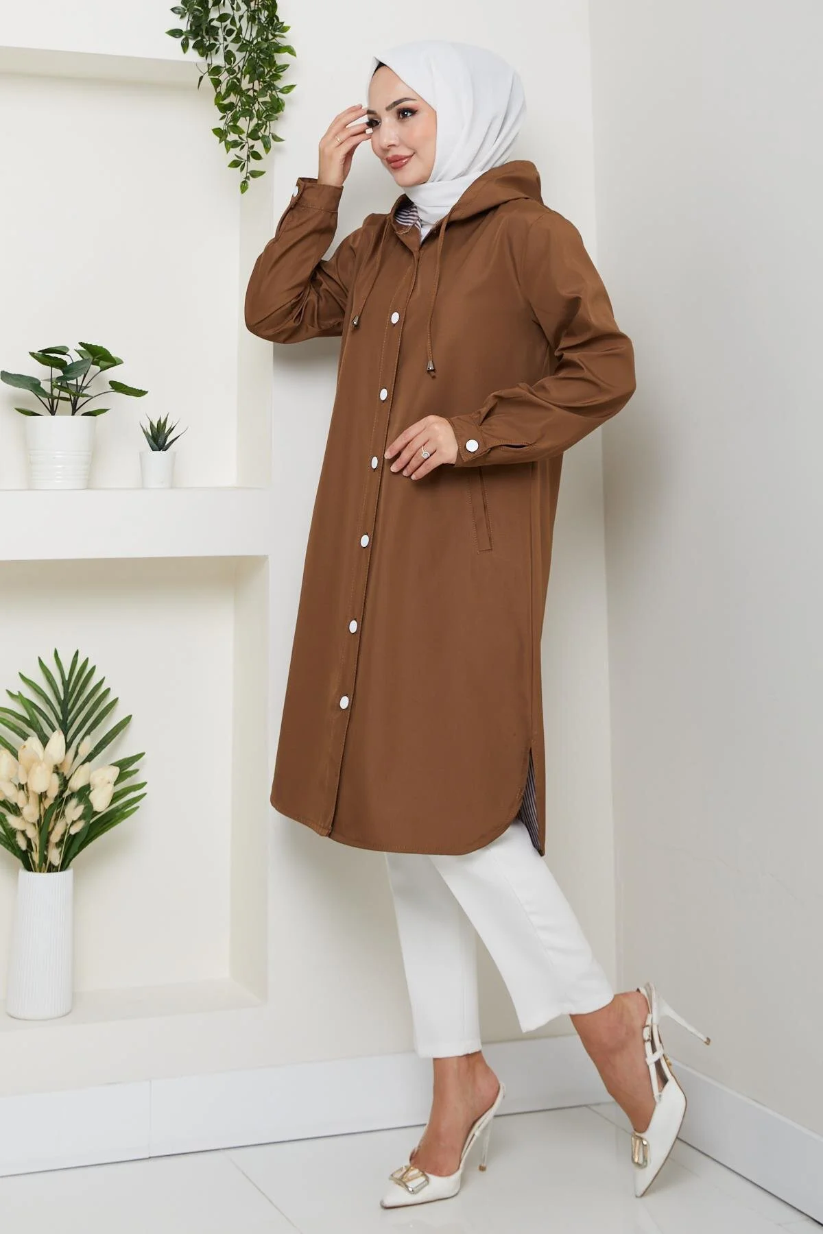ترنچ کت زنانه قهوه‌ای با کلاه و طراحی داخلی خط‌دار مناسب فصول مختلف Hb Harma Time Butik