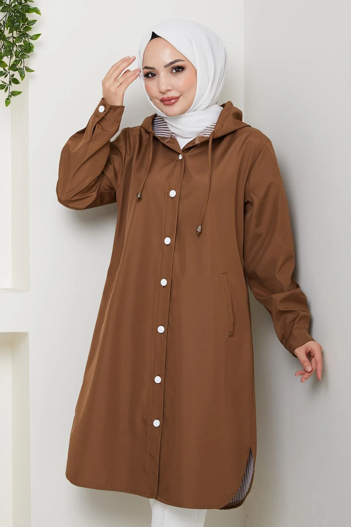 ترنچ کت زنانه قهوه‌ای با کلاه و طراحی داخلی خط‌دار مناسب فصول مختلف Hb Harma Time Butik