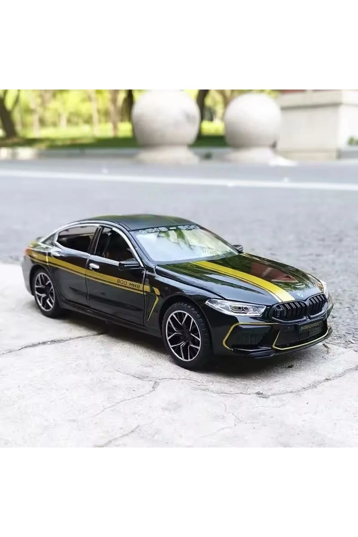 مدل خودرو BMW M8 DIECAST METAL 1.24 SCALE درب صندوق عقب خودروی اسپرت مشکی اورجینال scntoys