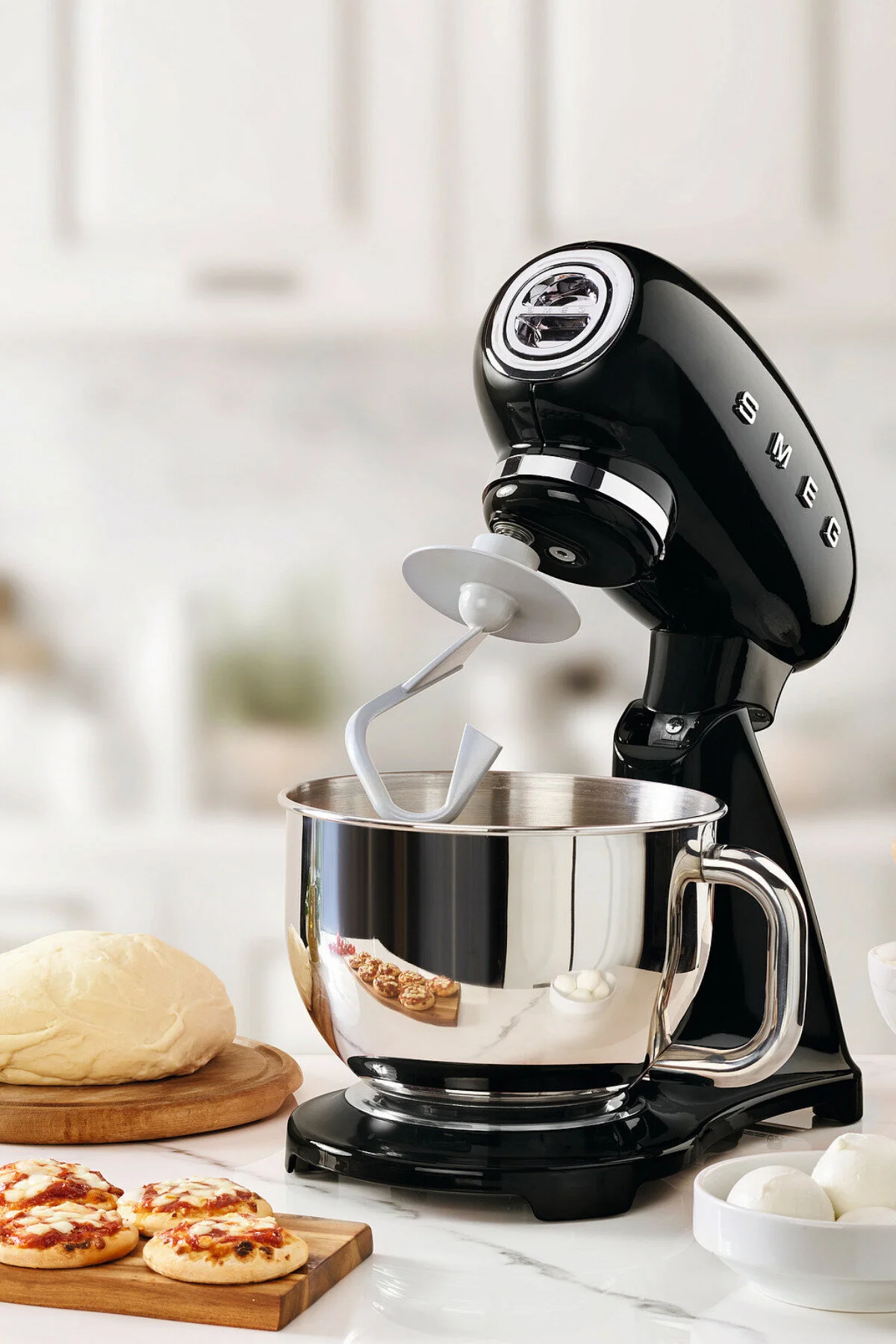 میکسر و ست پایه مشکی 4.8 لیتری مدل 50 SMF03BLEU اورجینال Smeg