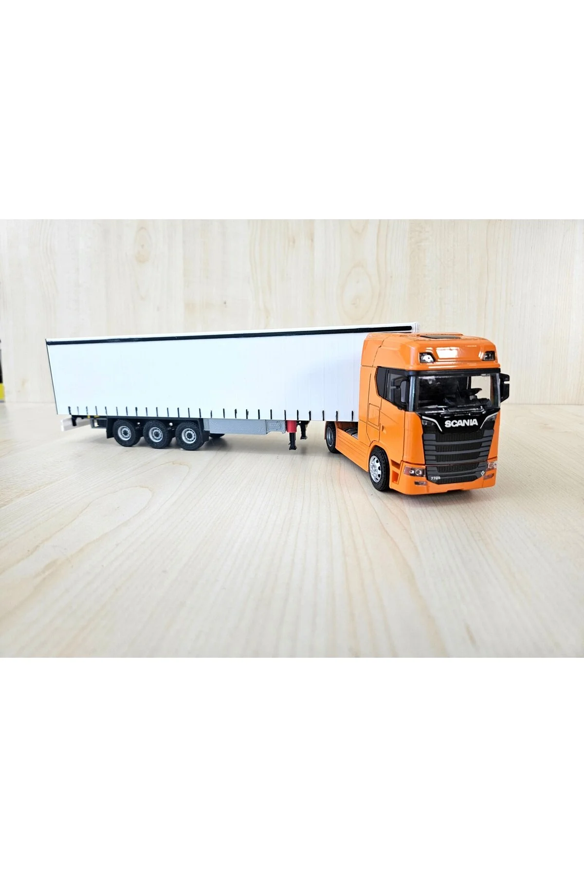 مدل خودرو کامیون SCANIA 770S نارنجی در مقیاس 1 50 به طول 33 سانتی متر نام شرکت را می توان نوشت اورجینال Maket