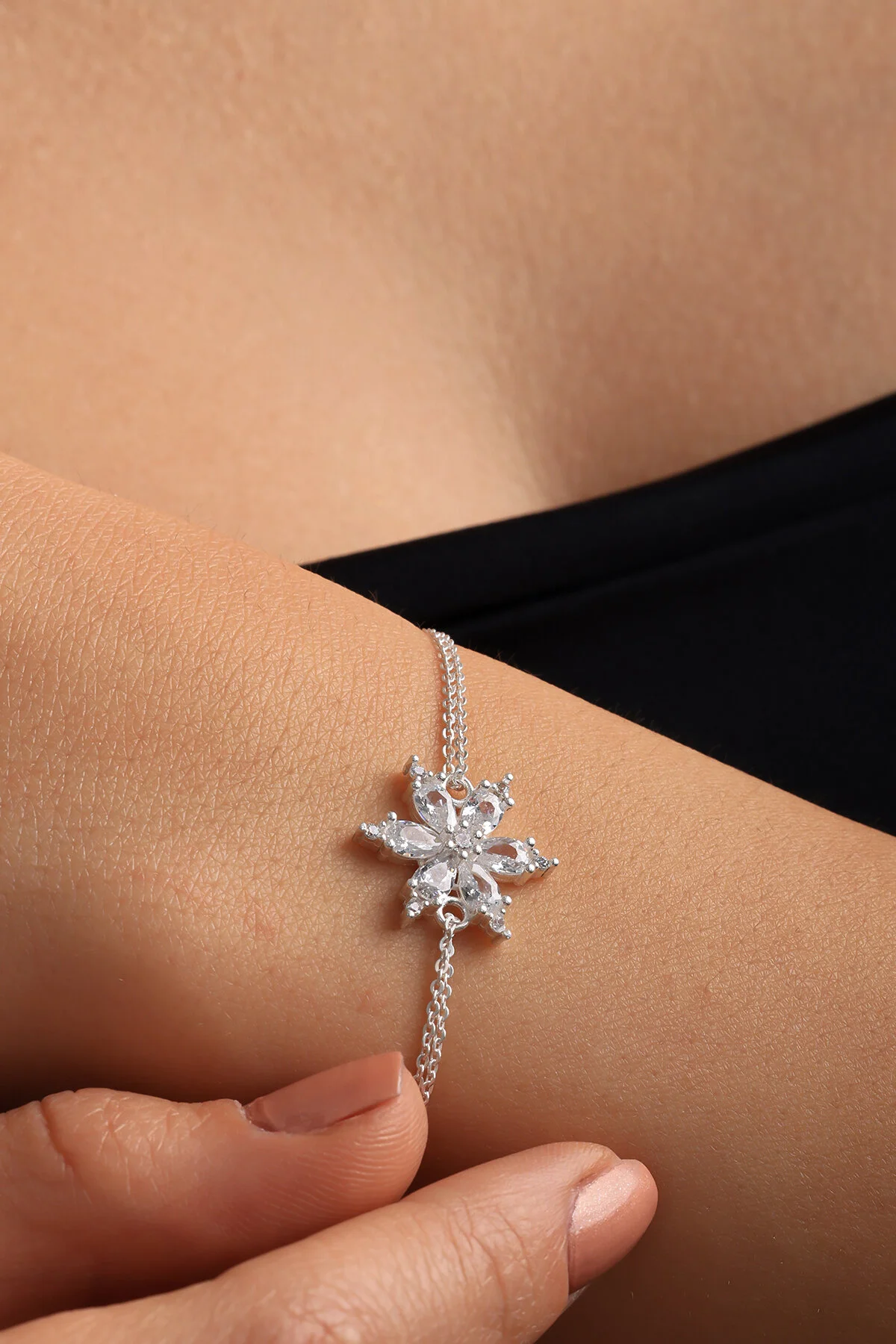 دستبند نقره ای جعبه هدیه 925 عیار با گل نیلوفر سفید روکش کریسمس سنگ آمتیست واقعی Lucente Jewellery
