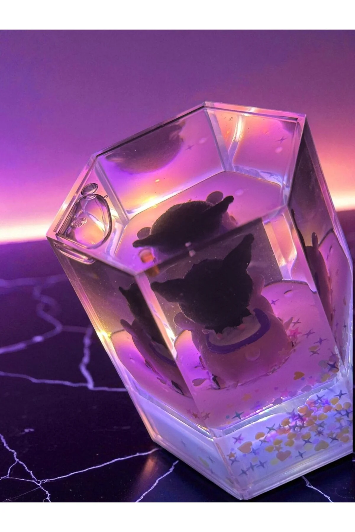 گوی برفی گلوب شش ضلعی با فیگور و موسیقی KUROMI چراغ شب LED از ترکیه Kuzey Tacı