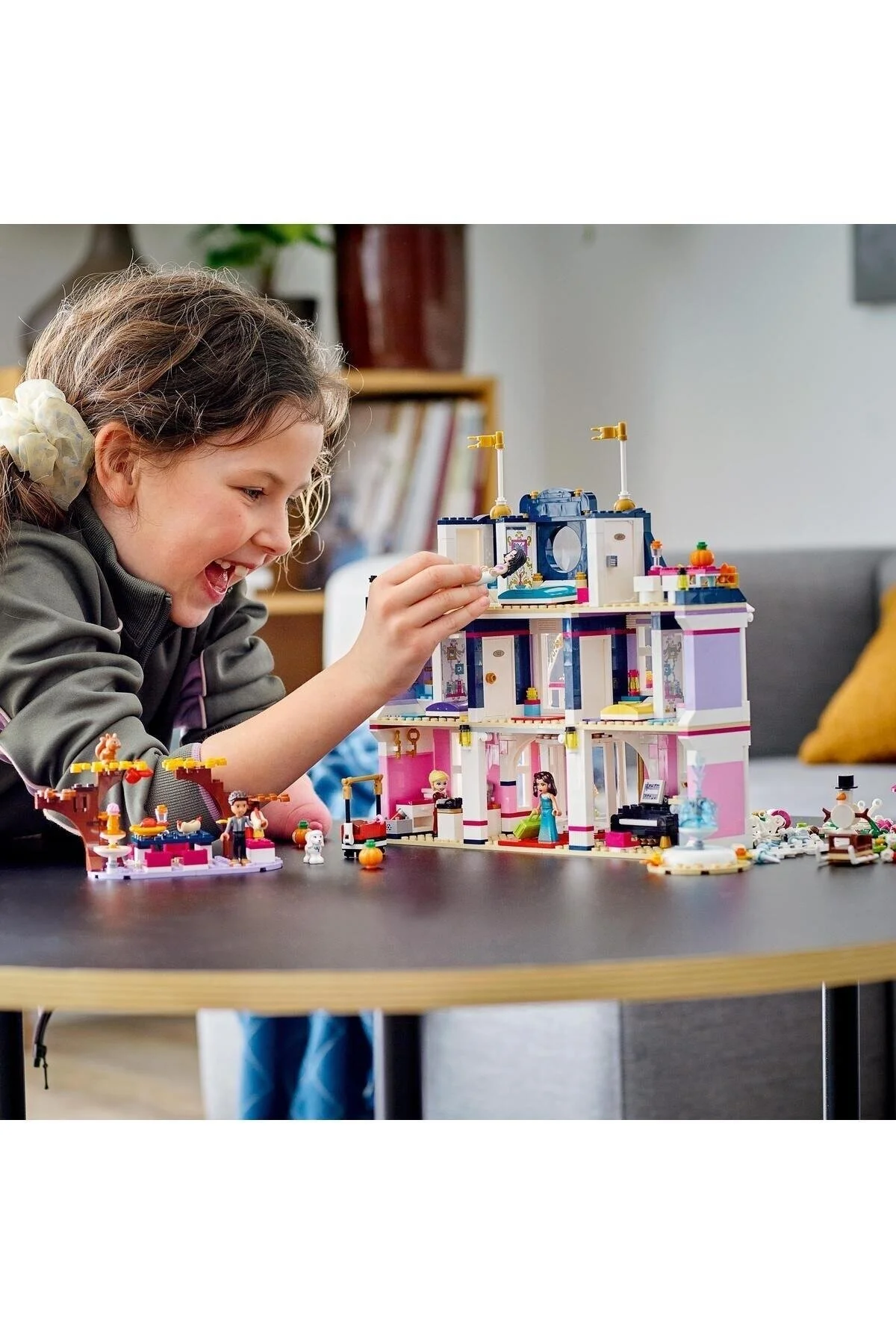 لگو و اسباب بازی های ساخت محور زرد پسرانه دخترانه بچگانه ® Friends Grand Heartlake City Hotel 41684 Emma, ​​Stephanie, River And Amelia Insert Mini Dolls LEGO
