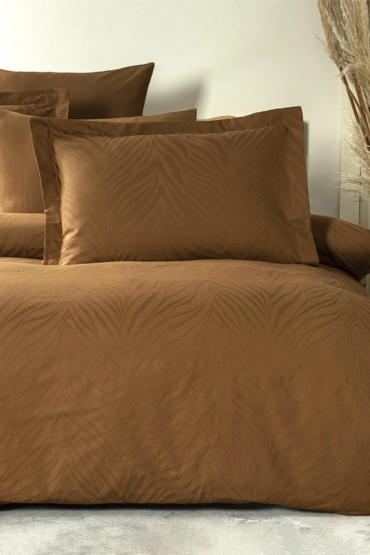 کاور لحاف دو نفره چند رنگ سرویس روتختی ژاكارد ساتن دوتین جلد قهوه دوتایی گورخر Pierre Cardin