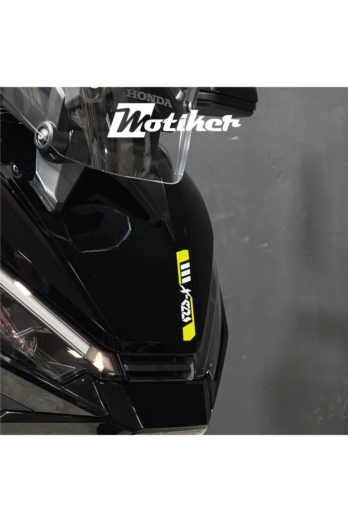 محافظ باک و برچسب هوندا X ADV 2025 مدل نئون سر جلو سفید Motiker