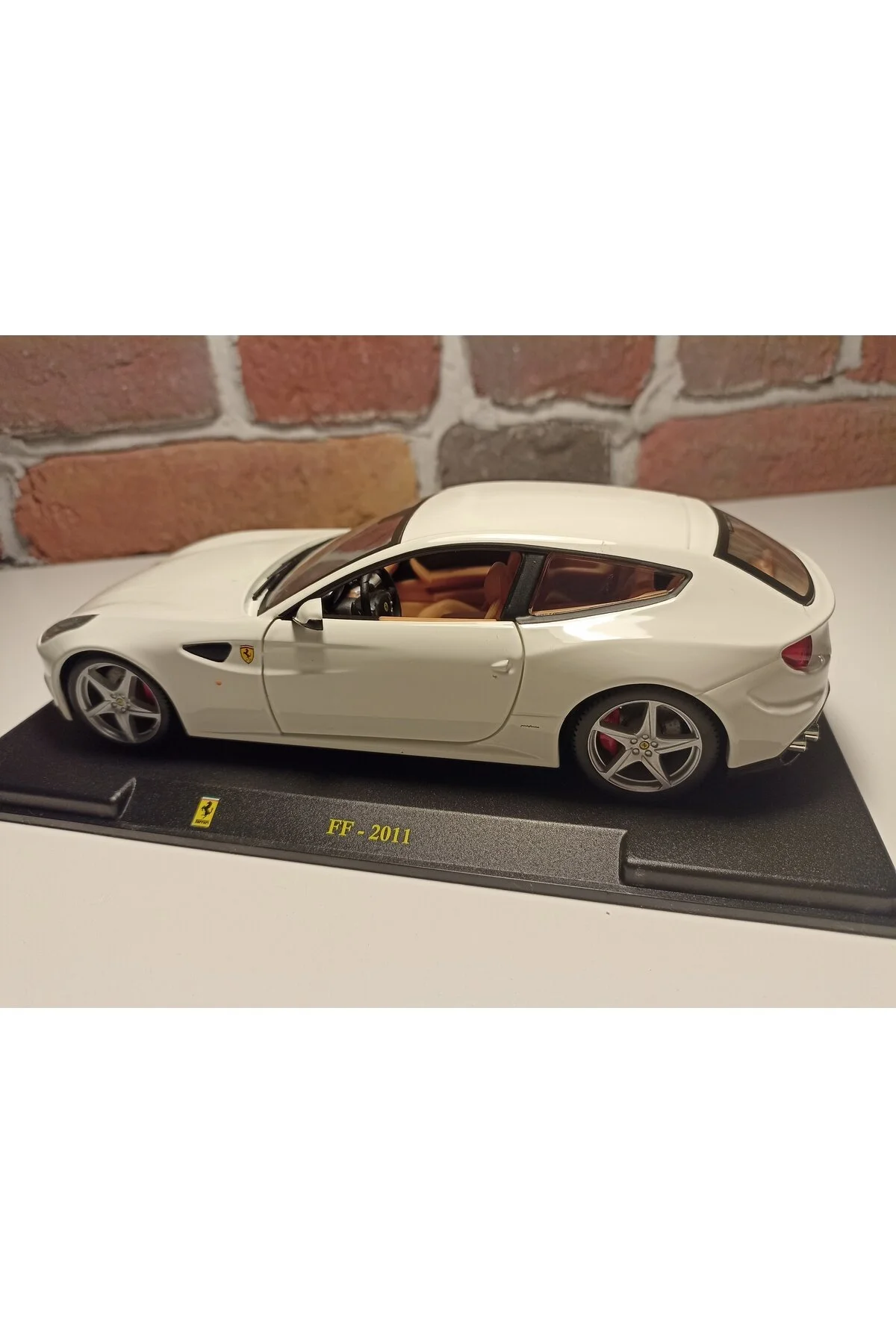 مدل خودرو FERRARI FF 2011 اورجینال Burago