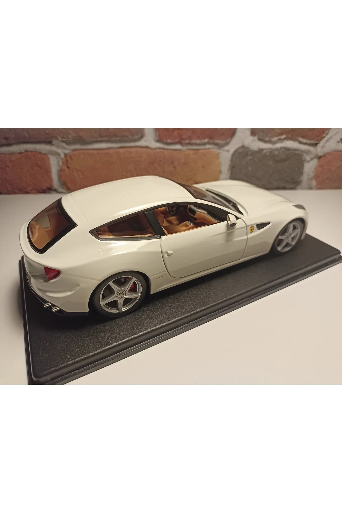 مدل خودرو FERRARI FF 2011 اورجینال Burago