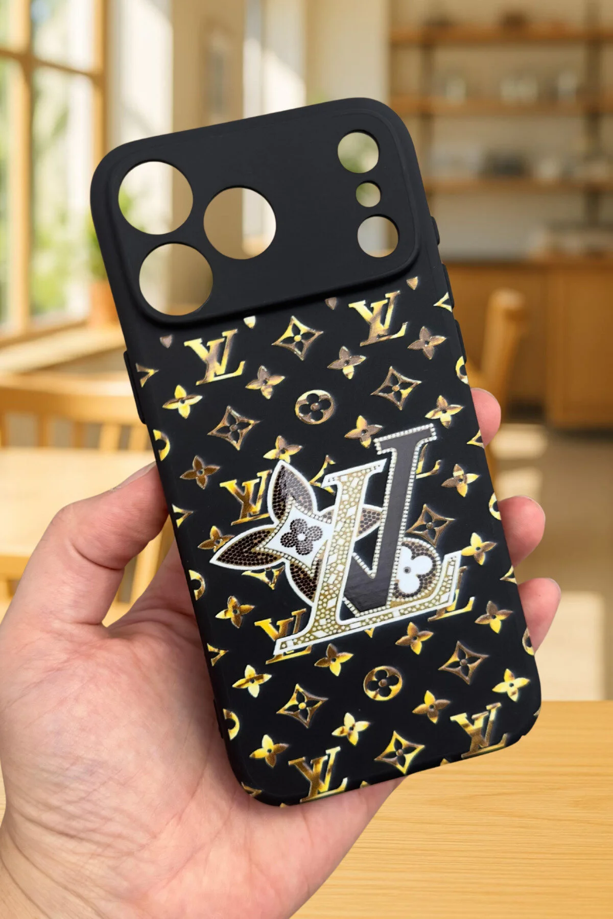 کاور و قاب لاستیکی کلاسیک محافظ شوک گیر سیلیکونی با طرح LV سازگار IPHONE 17 PRO Vip Case