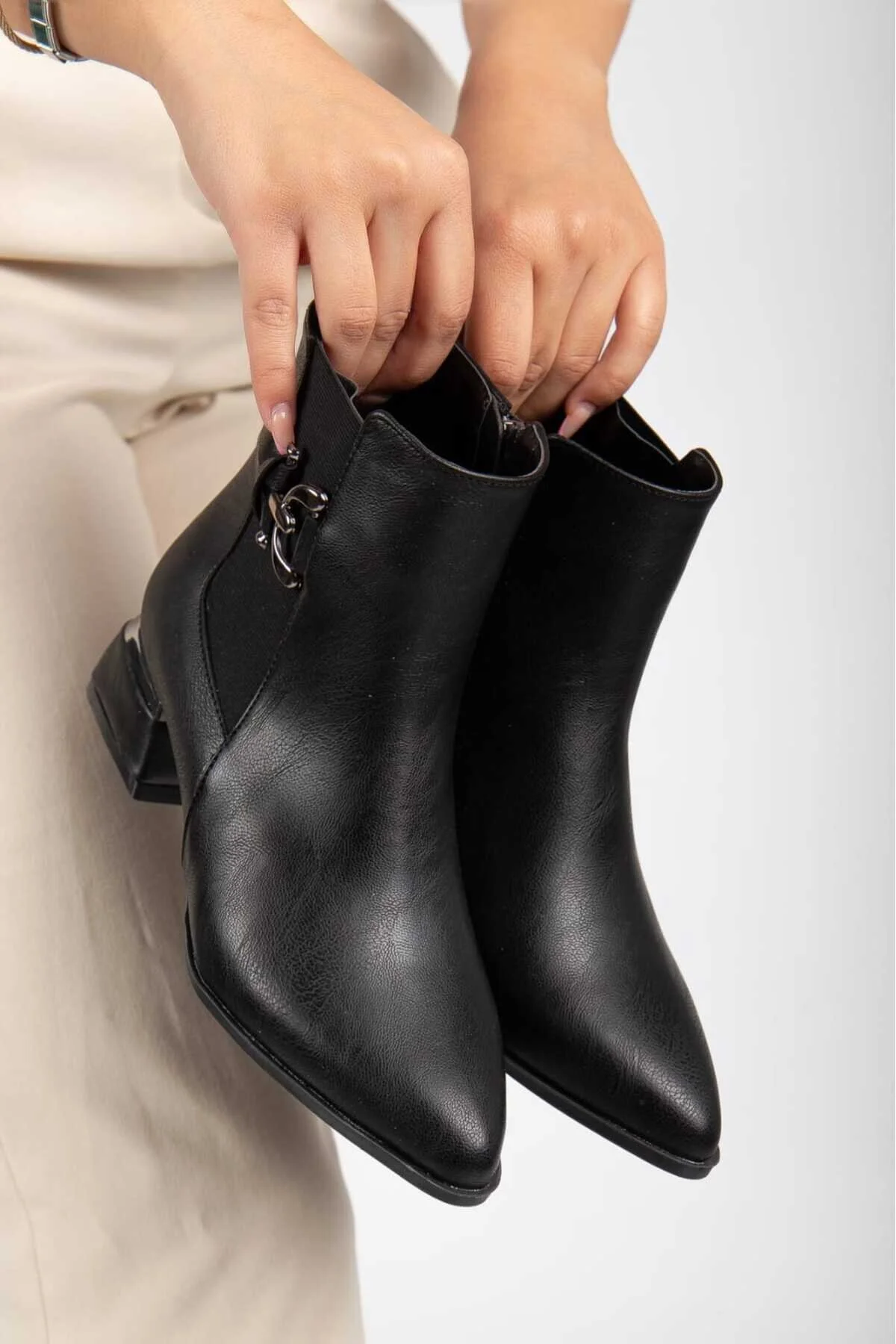 چکمه و بوت چرم الاستیک سگک زنانه پاشنه 4 سانتی متری D111 Dubais Shoes
