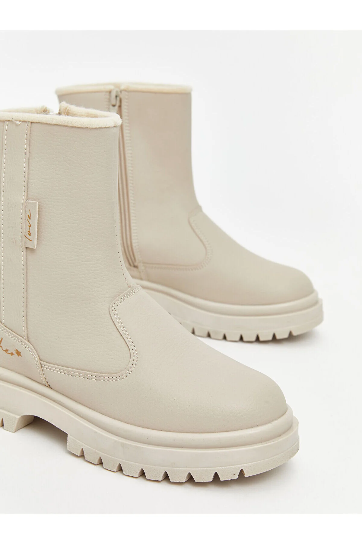 چکمه و بوت های دخترانه با ظاهر چرم بژ LC Waikiki
