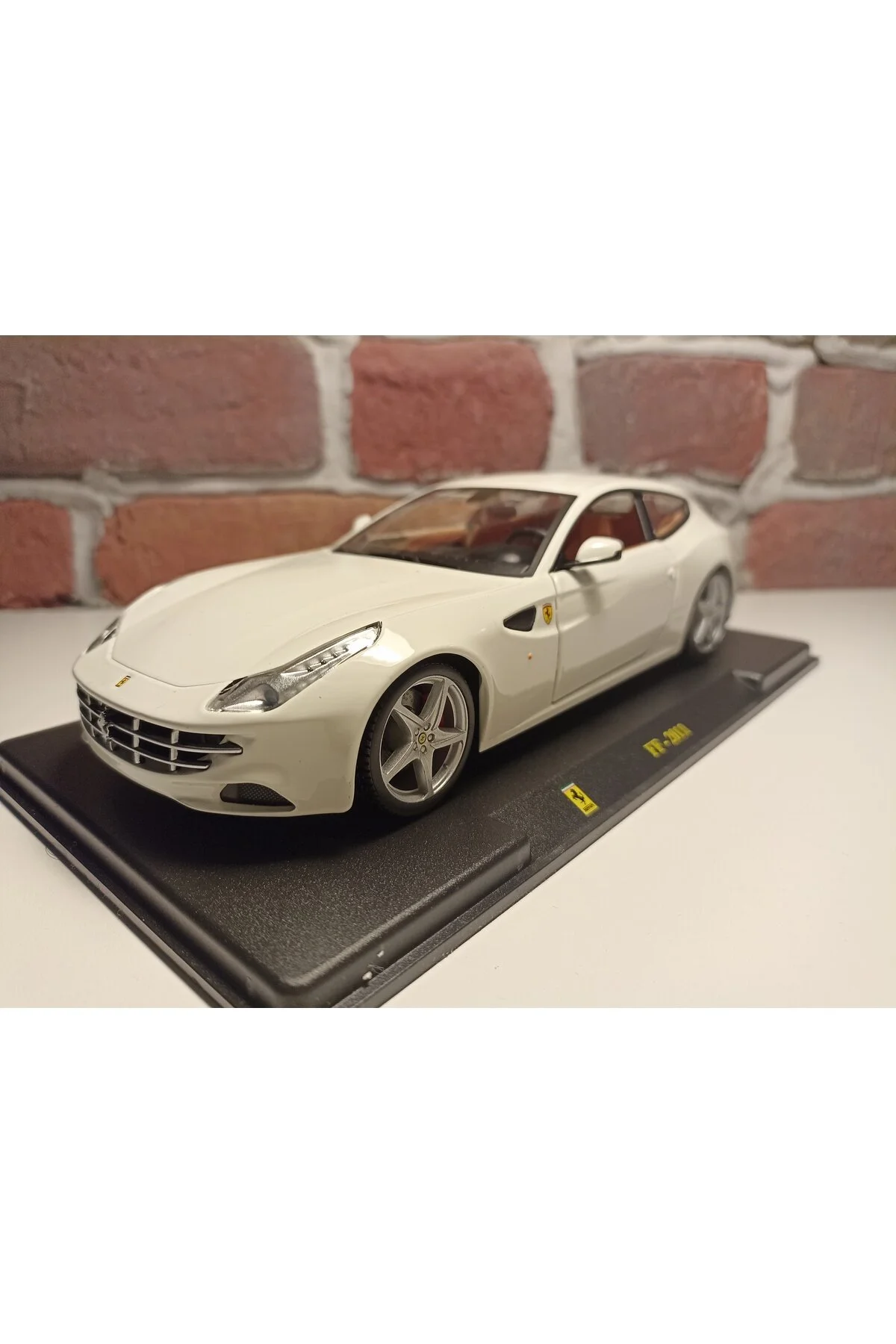 مدل خودرو FERRARI FF 2011 اورجینال Burago